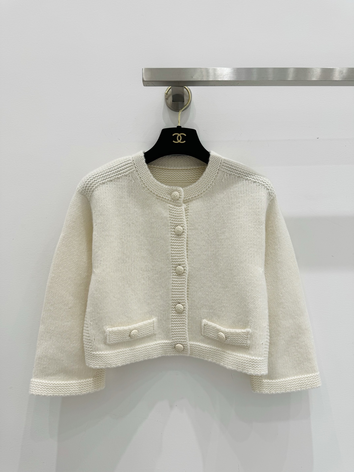 NO:451241,Chanel 25 new wool mid-sleeved small jacket!  Classic H small short double pocket decoration, beautiful little fairy white and rich beauty artifact!  Cream camellia buckles are elegant and beautiful!  The style is versatile and not picky about people, fashionable and high-end!  36.38.40, chanel, jackets & coats, alexander wang19860909Chanel 25新品羊毛中袖小外套！经典H小短款双口袋装饰,绝美小仙女白富美神器！奶油山茶花扣装饰优雅气质又美又仙！版型百搭不挑人时髦又高级！一色36.38.40,,chanel,jackets & coats,alexander wang,Women's clothing