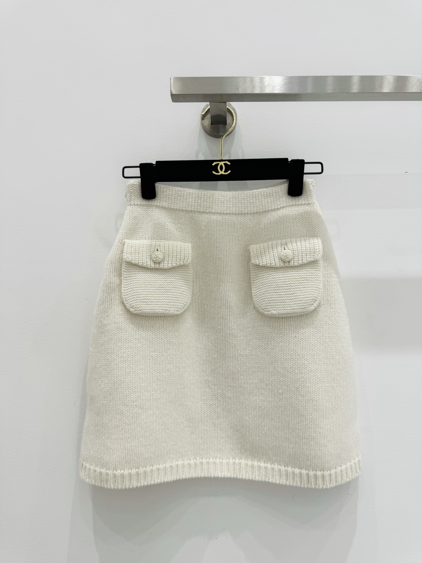 NO:451211,Chanel 25 new wool hip skirt!  Classic A-shaped style!  Double pocket decoration, beautiful little fairy white and rich beauty artifact!  Cream camellia buckles are elegant and beautiful!  The style is versatile and not picky about people, fashionable and high-end!  One color 36.38.40, Chanel, skirts, alexander wang19860909Chanel 25新品羊毛包臀半裙！经典A字版型！双口袋装饰,绝美小仙女白富美神器！奶油山茶花扣装饰优雅气质又美又仙！版型百搭不挑人时髦又高级！一色36.38.40,,chanel,skirts,alexander wang,Women's clothing