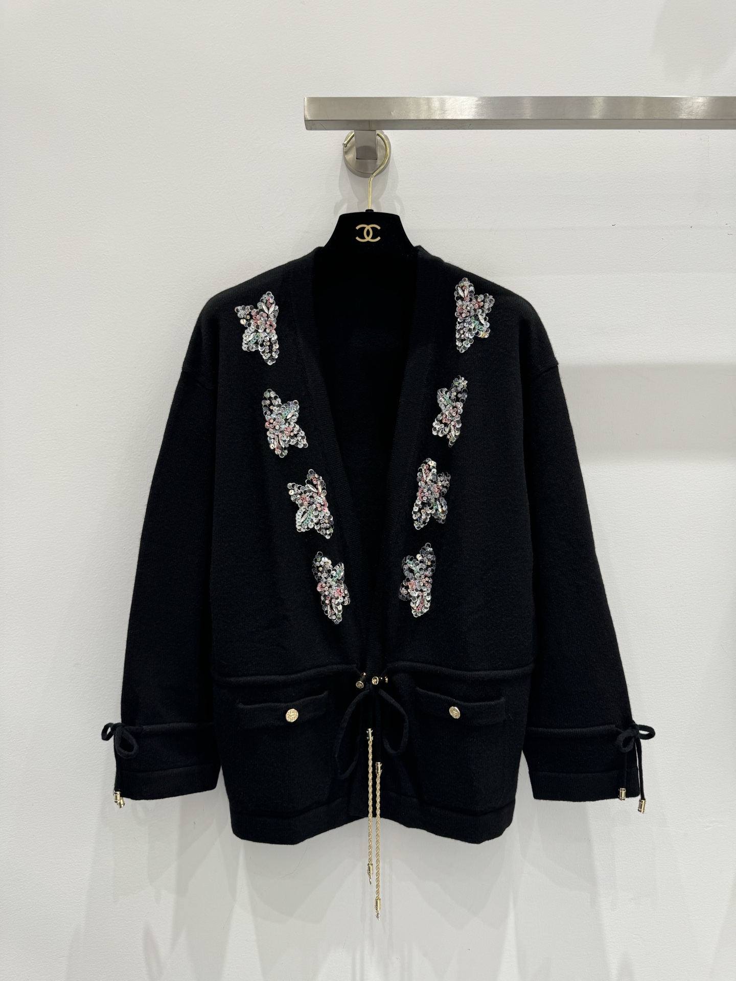 NO:451210,Chanel 25a handicraft workshop series!  Lotus leaf small lace knitted V-neck cardigan jacket, imported cashmere blended yarn with delicate texture and soft texture. Heavy craftsmanship, pure hand-made beaded flowers, black gold embellishment is exquisite and simple, white and rich and beautiful must be used as a magical tool~ French court style can be sweet or salty, and the classic style of the rope lifting is huge and slim on the upper body. One color 36.38.40, chanel, jackets & coats, alexander wang19860909Chanel 25a手工坊系列！荷叶小花边针织V领开衫外套,进口羊绒混纺纱线质感细腻柔软.重工艺纯手工定珠花朵黑金点缀精致简约,白富美必入神器～法式宫廷风气质可甜可盐,提绳经典版型上身巨显瘦.一色36.38.40,,chanel,jackets & coats,alexander wang,Women's clothing