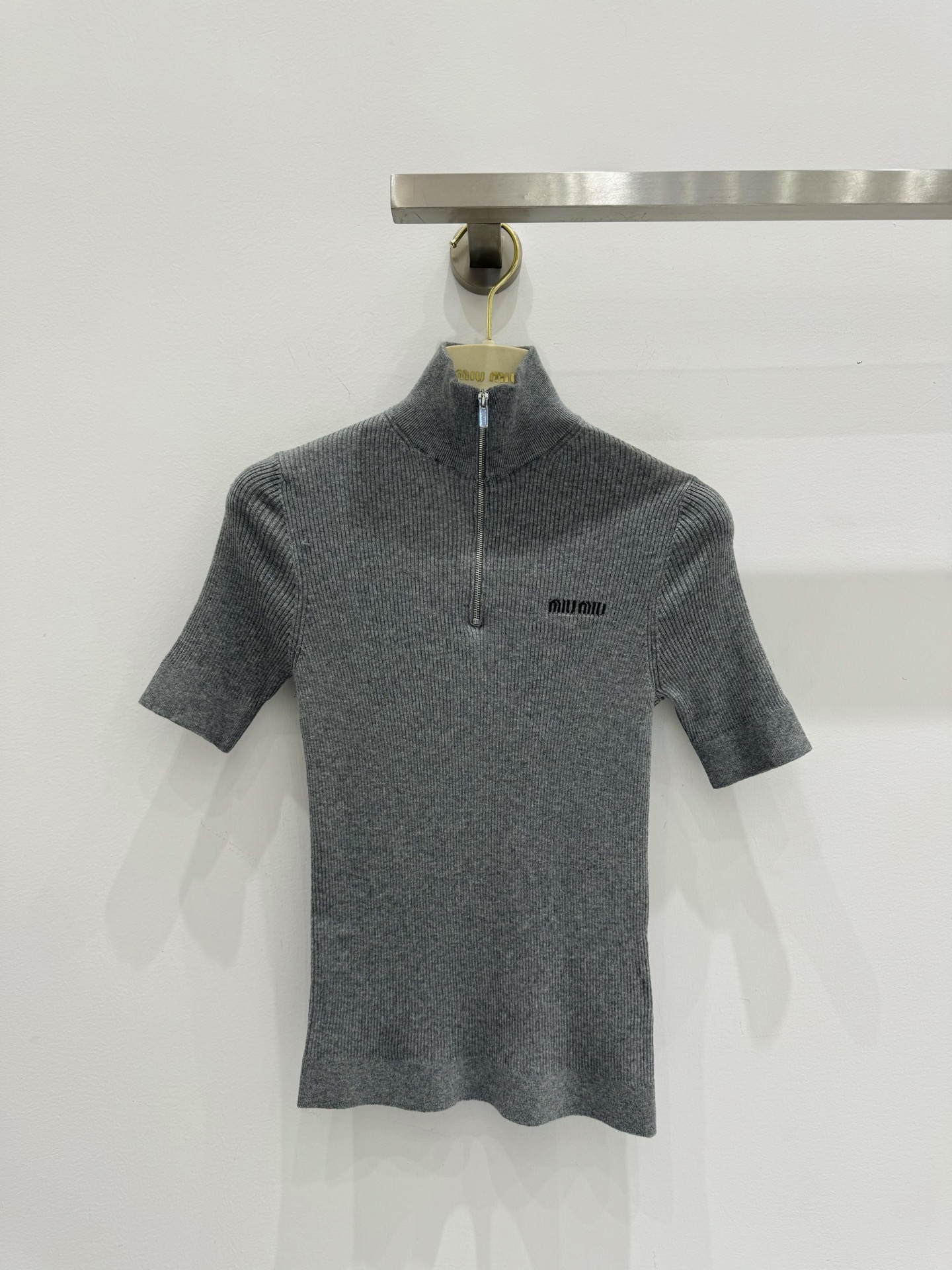 NO:508273,Miu jacquard logo zipper half-open short sleeves!  S/M/L, miumiu, T-shirt, alexander wang19860909Miu提花logo拉链半开短袖！一色S/M/L,,miumiu,T-shirt,alexander wang,Women's clothing