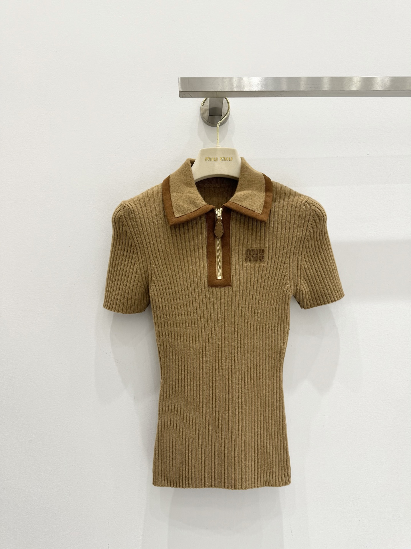 NO:561374,Miu lapel zipper short sleeves! 一色/SML,,miumiu,T-shirt,alexander wang19860909Miu翻领拉链短袖！一色/SML,,miumiu,T-shirt,alexander wang,Women's clothing