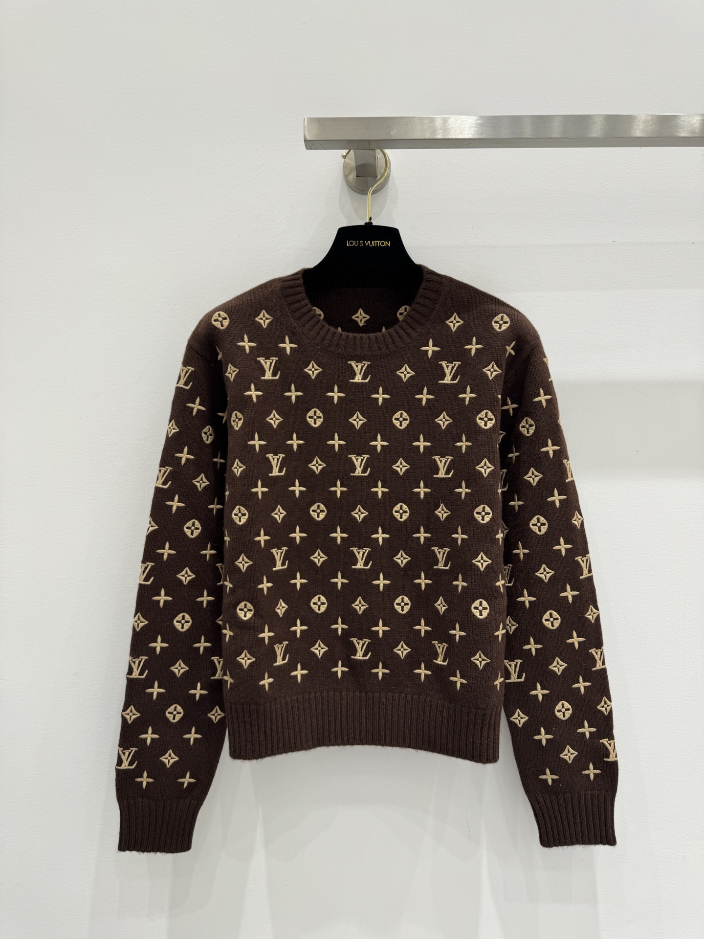 NO:561369,Lv's wool long-sleeved shirt with three-dimensional logo embroidery all over the body!  4 colors/SML,,louis vuitton,alexander wang19860909Lv满身Logo立体刺绣羊毛长袖衫！4色/SML,,louis vuitton,alexander wang,Women's clothing