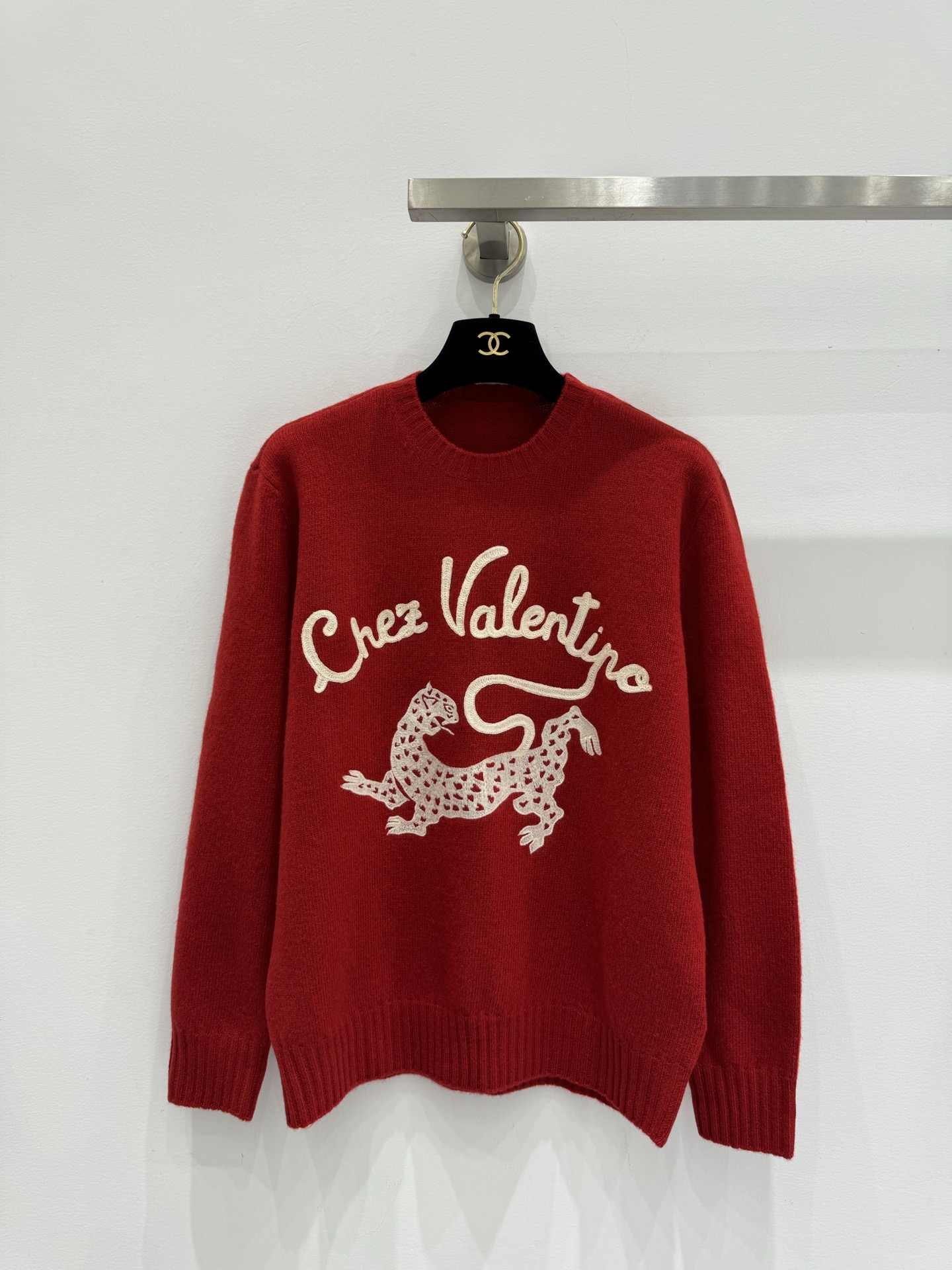 NO:658522,Valentin* new embroidered leopard round neck long sleeves!  Simple, elegant, cute and versatile!  1 color/SML,,valentino,alexander wang19860909Valentin* 新款刺绣豹子圆领长袖！简约又优雅俏皮可爱,版型百搭！1色/SML,,valentino,alexander wang,Women's clothing