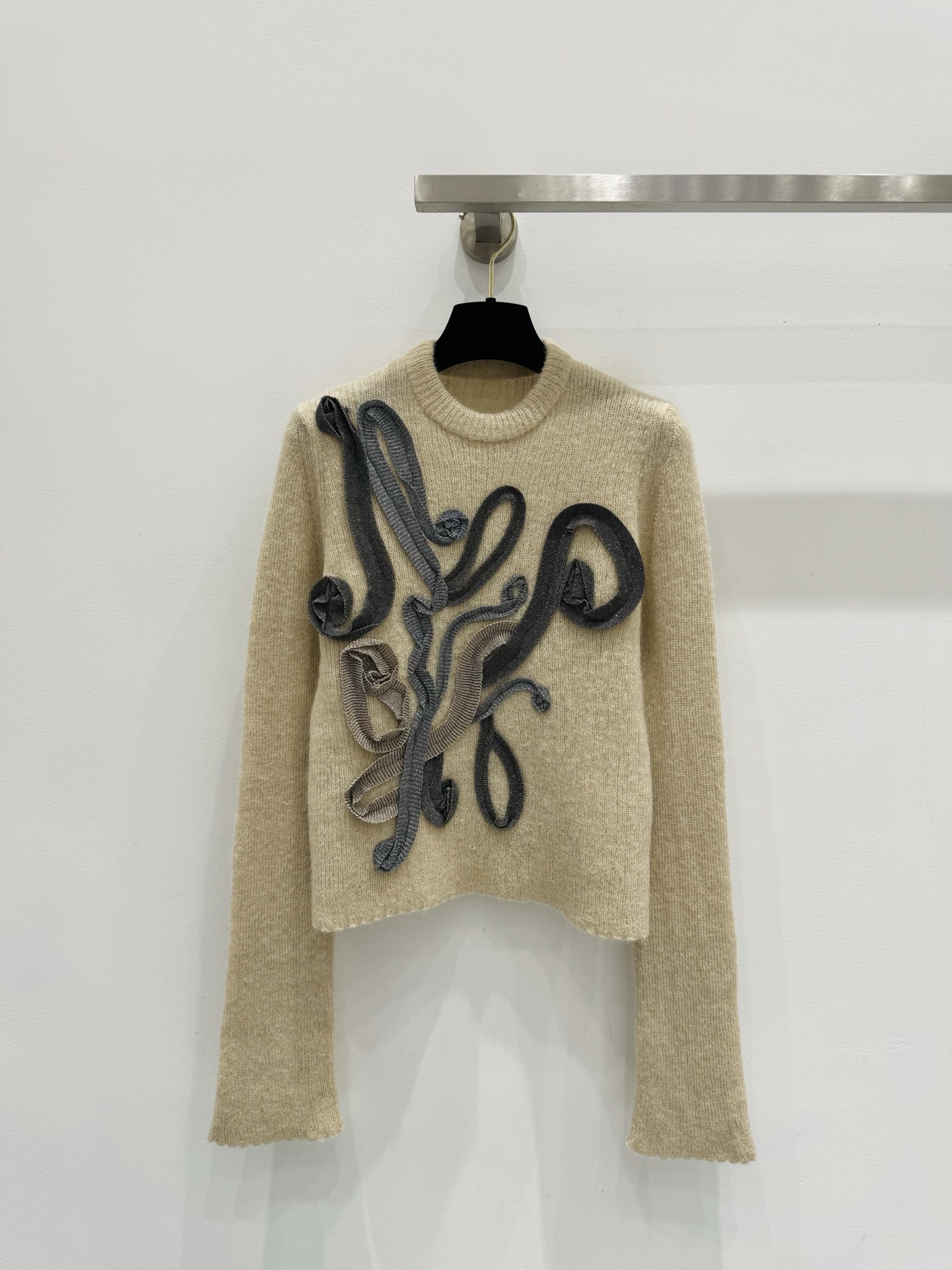 NO:710363,Lv Zhou Dongyu's same three-dimensional ribbon mohair long sleeves!  1 color/SML,,louis vuitton,19860909Lv周冬雨同款立体丝带马海长袖！1色/SML,,louis vuitton,,Women's clothing