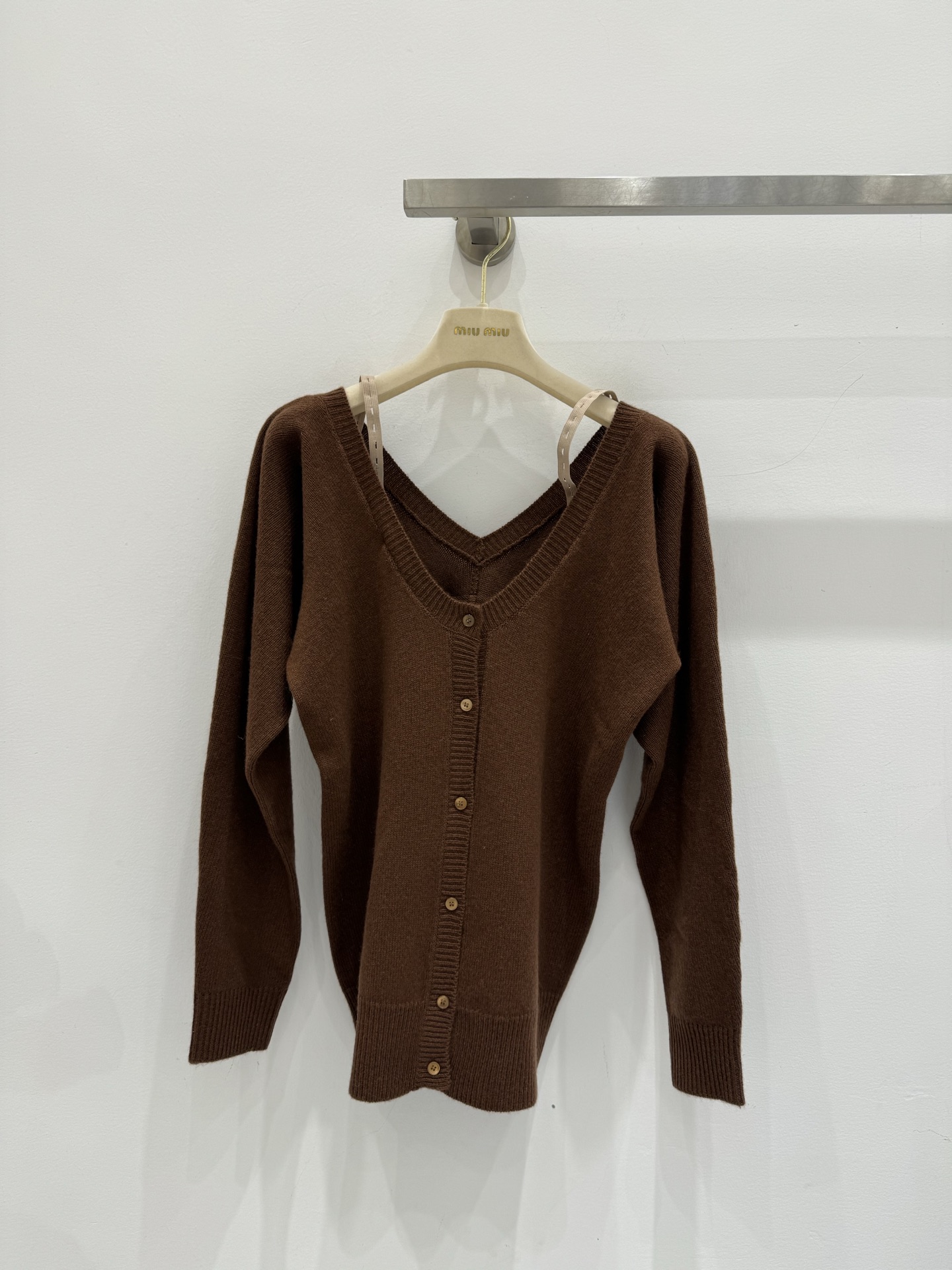 NO:750296,Miu one-line V-neck off-shoulder cardigan!  1 color/SML,,miumiu,19860909Miu一字V领露肩开衫！1色/SML,,miumiu,,Women's clothing