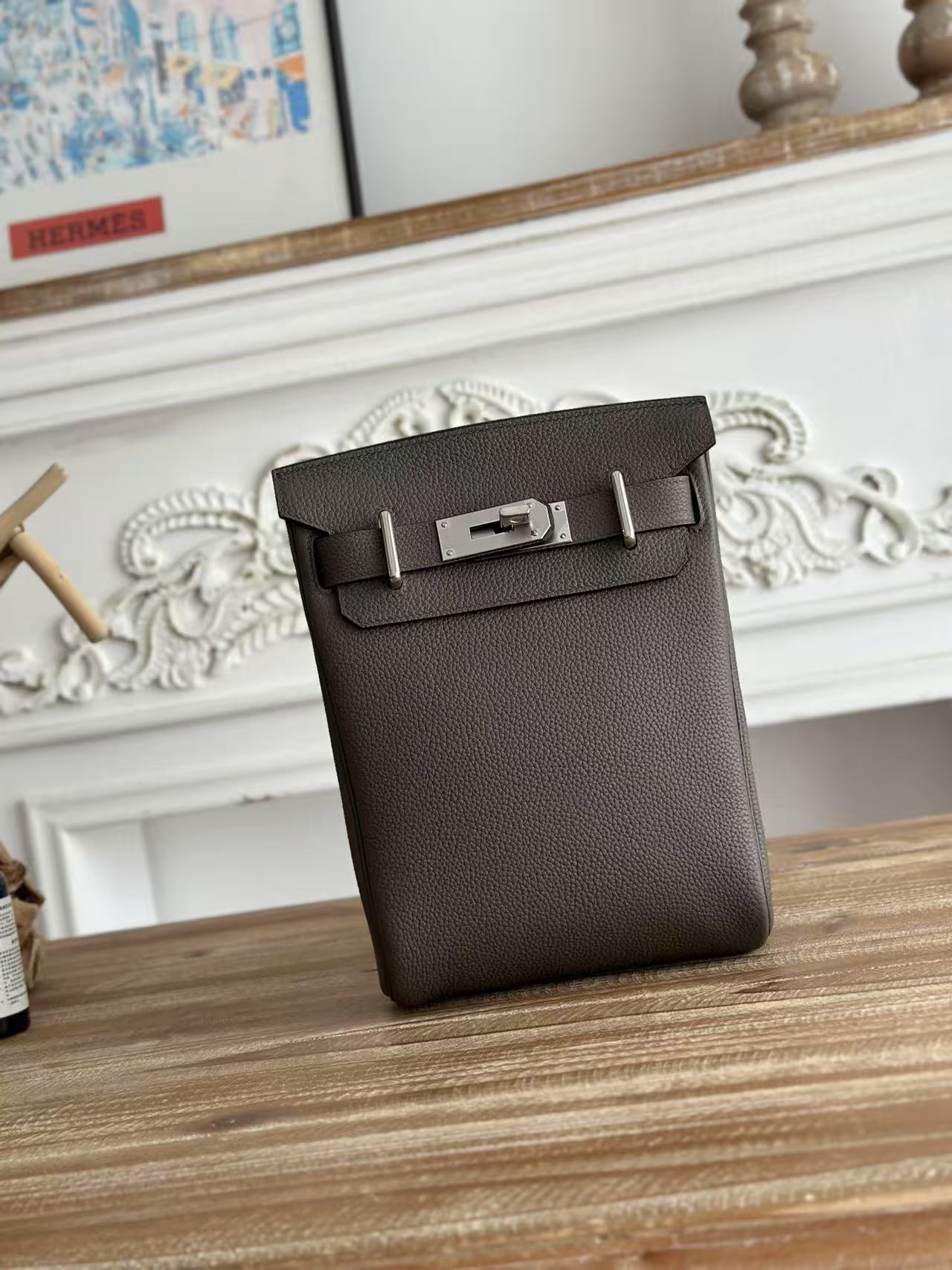 NO:699031,｜Iron gray All-steel hardware, super delicate and soft to the touch Waxed thread in stock online, same style for men and women, shoulder straps adjustable The design of the home is really great ~ regardless of age and gender Each age group has a different relaxed and fashionable feeling on the back Spot 18*8*25.5, Hermes, Hermes, Hermes,19860909｜铁灰 全钢五金、手感超级细腻柔软 蜡线现货在线、男女同款,肩带调节 家的设计真的很～不分年龄性别 每个年龄段背着都有不同的松弛时髦感 现货18*8*25.5,爱马仕,hermes,Hermes,,Bag