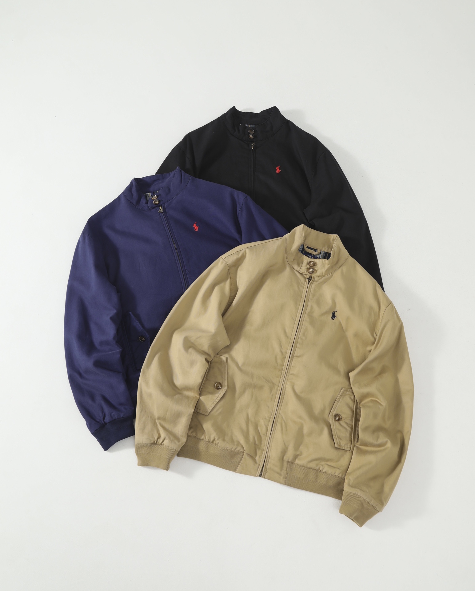 供💰155（顶级水洗版本）
Ralph Lauren拉夫劳伦老钱风 立领工装夹克外套
白百何 同款 货号RL12020
 面料是双层胫骨感，分量感十足！
不会像常规夹克一样厚重，纯棉材质很普通的面料摸起来真的不一样的，这件超级舒服，手感软而有型，内里绿色格纹，自身就带有复古电影时髦感！
宽松的版型但不松垮，刚刚好的size不挑人穿，落肩的设计修饰肩型不会显壮，这种廓形是穿多久都不会过时的款，上身耐看辨识度也很高，宽松合理的版型，男女都能穿，轻松打造干净清爽少年感穿搭

Color：藏青色  卡其色  黑色
Size：M-XXL
M：衣长64胸围120肩宽52袖长63
Ｌ：衣长66胸围124肩宽53袖长64
XL：衣长68胸围128肩宽54袖长65
XXL：衣长70胸围132肩宽55袖长66