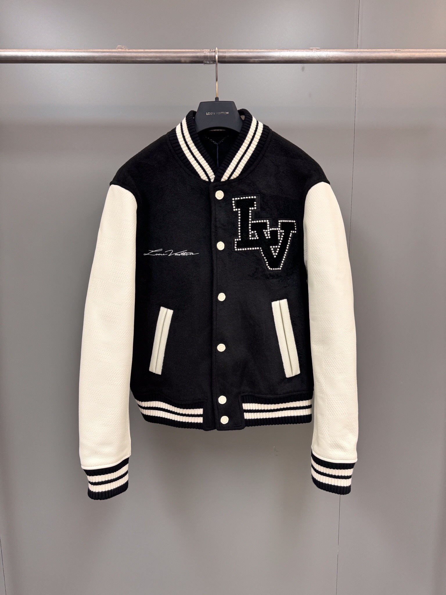 NO:702204,Special offer 46 48 52 Lvjia's new 1AFINR baseball tunic jacket, counter price 53, Description This baseball tunic jacket has a velvet L..V patch on the chest and embroidered beads, highlighting the dandy theme of the season. The grain leather sleeves are embossed with a Damier pattern, and the Marque L.Vuitton déposée embroidery logo is written on the back. It upgrades classic American sportswear with the brand's exquisite craftsmanship. Standard version  Velvet L.V patch on the left chest, embellished with embroidered beads. Handwritten Louis Vuitton logo on the right chest. Marque L.Vuitton déposée logo integrated into the rear bouclé embroidered sleeves. Grained leather with Damier embossed leather. Trimmed front pockets. Ribbed pilot collar, cuffs and hem. Full range of trademarks. Authentic quality, special price. No returns, no exchanges, no free shipping, louis vuitton, louis vuitton, louis  vuitton,jackets & coats,19860909特价 46 48 52 驴家新款1AFINR 棒球束腰夹克 专柜售价53, 说明 本款棒球束腰夹克为胸前丝绒L..V贴饰融入刺绣珠饰,点明当季丹迪主题.粒面皮革衣袖压印Damier图案,后部抒写Marque L.Vuitton déposée 刺绣标识,以品牌精湛匠艺升级经典美式运动着装. 标准版型 左侧胸前呈现丝绒L.V贴饰,点缀刺绣珠饰右侧胸前呈现手写体路易威登标识 Marque L.Vuitton déposée标识融入后部珠皮呢刺绣衣袖 粒面皮革呈现Damier压纹皮革 镶边前袋 罗纹飞行员式衣领、袖口及下摆 商标齐全 乱真级别,特价 不退不换不包邮,louis vuitton,louis vuitton,louis vuitton,jackets & coats,,Women's clothing