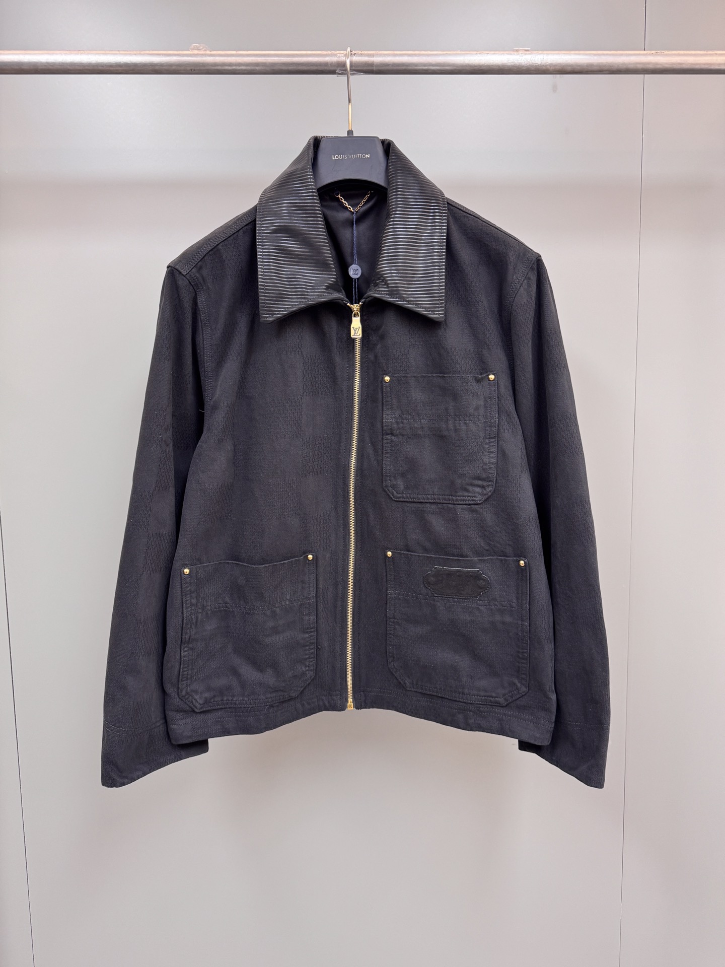 NO:947513,Lvjia DAMIER cotton work jacket, counter price 60, Description This washed denim waist jacket continues the American workwear style of the autumn and winter shows, integrating the Marque L.Vuitton déposée logo into Damier jacquard canvas. One of the LV Saddle leather patch pockets, nubuck collar embossed Epi  Graphic buttons add a dandy touch to the cuffs and waist tabs, and the unlined design is suitable for seasonal wear. Standard fit Marque L…Vuitton déposée logo in Damier jacquard Lower left pocket with L…V Saddle patch Nubuck collar with Epi embossing Zip front with L…V imprinted zipper pull Patch pockets Studs Adjustable tabs at cuffs and waist with buttons  cotton,louis vuitton-clothing,louis vuitton,louis vuitton,louis vuitton,louis vuitton,jackets & coats,19860909驴家 DAMIER 棉质工装束腰夹克 专柜售价60, 说明 本款水洗丹宁束腰夹克延续 秋冬秀场的美式工装风范,将 Marque L.Vuitton déposée 标识融入 Damier 提花帆布.LV Saddle 皮革贴饰栖身口袋之一,正绒面革衣领压印 Epi 图案.纽扣为袖口和腰部袢带注入丹迪气息,无内衬设计适宜换季穿着. 标准版型 Marque L…Vuitton déposée 标识融入 Damier 提花 左下方口袋点缀 L…V Saddle 贴饰 正绒面革衣领呈现 Epi 压纹 拉链前襟配有 L…V 铭纹拉链头 贴袋 铆钉 袖口和腰部可调节袢带配有纽扣 棉,路易威登-服装,louis vuitton,louis vuitton,louis vuitton,louis vuitton,jackets & coats,,Women's clothing