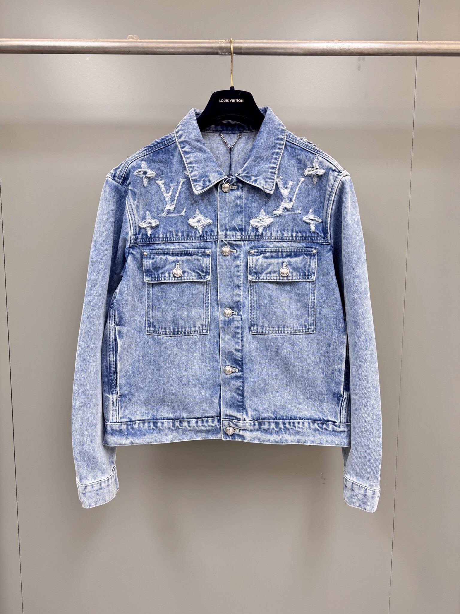 NO:947456,Lujia's new season denim truck jacket. The counter price is 55. Description This washed denim truck jacket has contrasting Monogram details with a tearing effect, adding a trendy feel to the front and rear yoke. It can be combined with the same trousers to create an avant-garde style and easily manage seasonal changes. Standard fit Torn Monogram details on the front and back. Buttoned flap pockets on the chest. Side pockets. Cotton, Louis Vuitton-Clothing, louis vuitton, louis vuitton, louis  vuitton,jackets & coats,19860909驴家当季新款牛仔卡车夹克 专柜售价55, 说明 本款水洗牛仔卡车夹克令撞色 Monogram 细节呈现撕裂效果,为前后抵肩注入潮流气息.可与同款长裤共筑前卫风范,轻松驾驭季节变迁. 标准版型 前后呈现 Torn Monogram 细节 胸前配有纽扣翻盖口袋 侧袋 棉,路易威登-服装,louis vuitton,louis vuitton,louis vuitton,jackets & coats,,Women's clothing