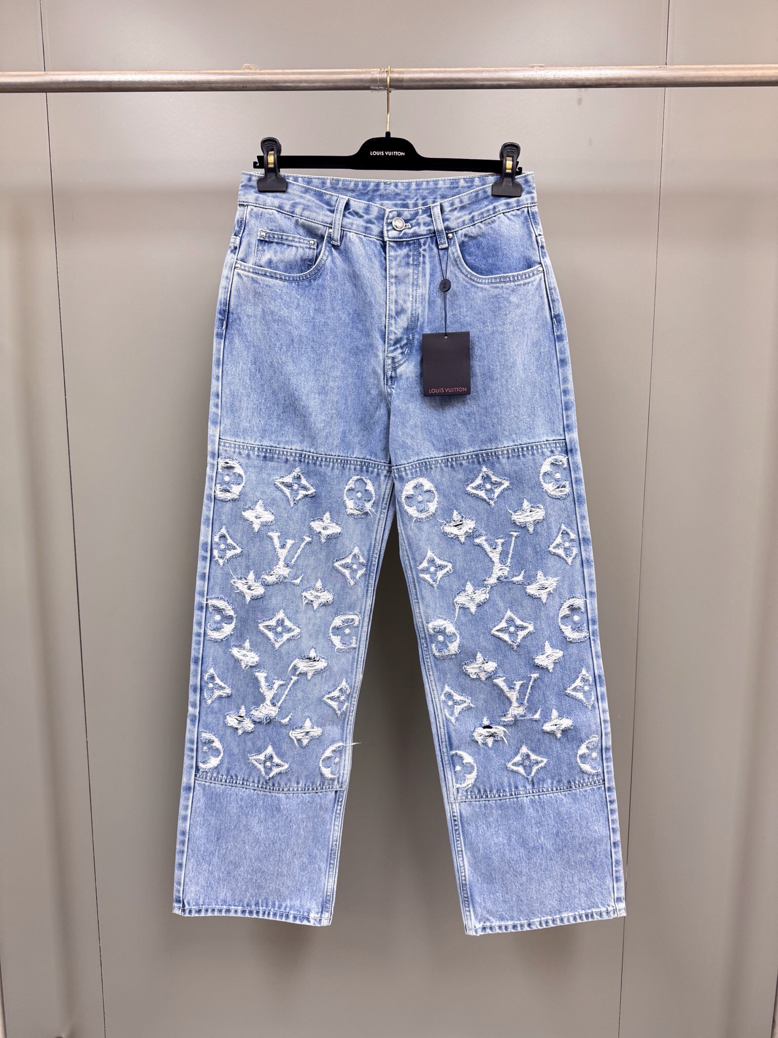 NO:947442,Lujia's new season skate jeans, counter price 47, description: This pair of jeans reinterprets the straightforward skateboard silhouette with creative details, giving the Monogram decoration on the knees a torn effect. The washed denim fabric adds a leisurely feel, and can be used with the same jacket to create an avant-garde look. Casual fit, knee decorations Torn Monogram cotton, Louis Vuitton-clothing, louis vuitton, louis vuitton, louis vuitton, jeans, jackets & coats,19860909驴家当季新款滑板牛仔裤 专柜售价47, 说明 本款牛仔裤以创意细节重绎率性滑板廓形,令膝部 Monogram 装饰呈现撕裂效果.水洗丹宁面料再添悠闲意味,可与同款夹克共筑前卫造型. 休闲版型 膝部点缀 Torn Monogram 棉,路易威登-服装,louis vuitton,louis vuitton,louis vuitton,jeans,jackets & coats,,Women's clothing