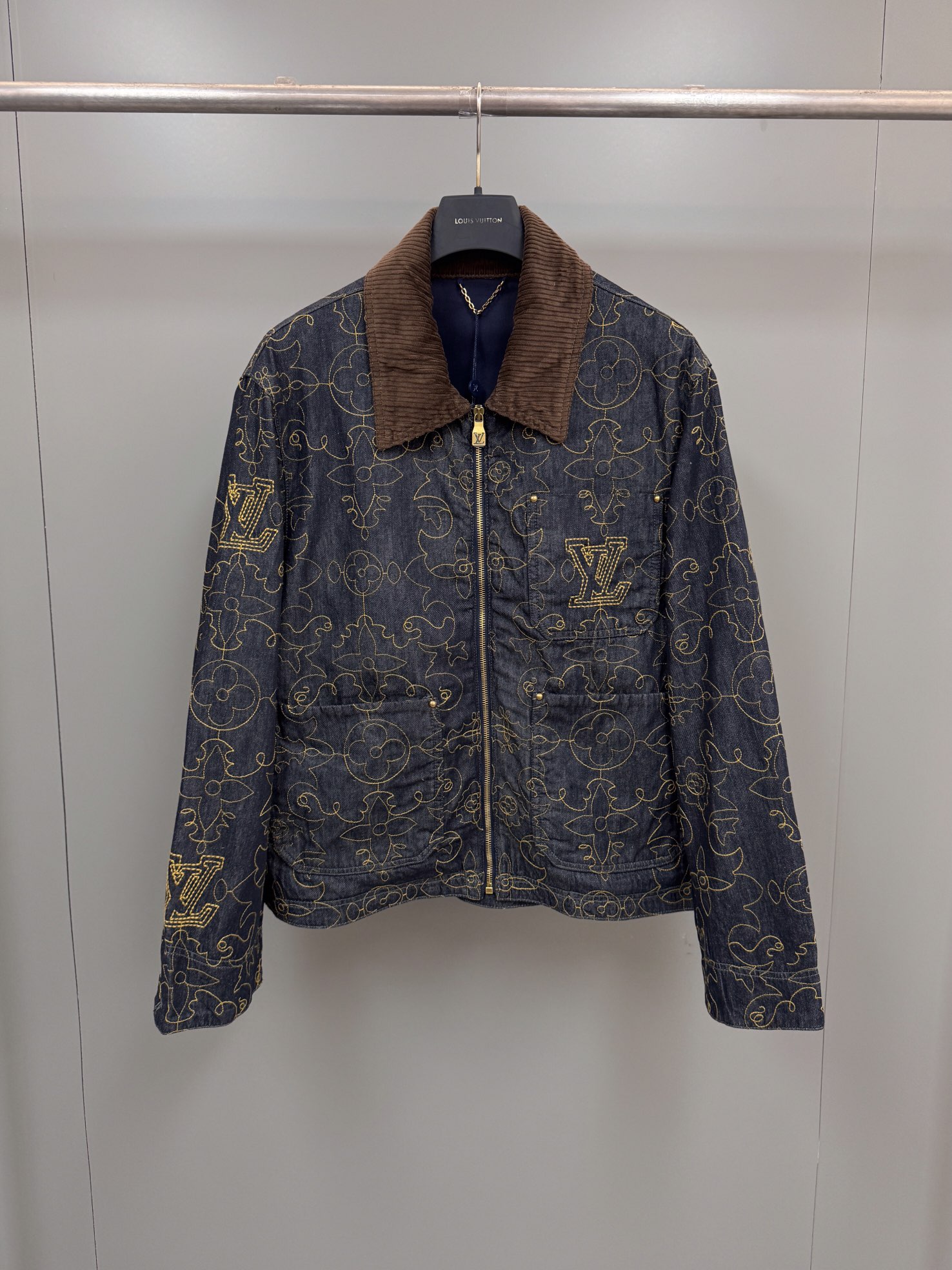 NO:947505,Lujia’s new season embroidered denim work jacket is priced at 58 at the counter. This denim work jacket meets the L.V Arabesque pattern from the autumn and winter show, injecting a romantic western style into the Monogram element. The pockets and hem are embroidered with delicate patterns with contrasting yarns, the L.V logo is on the chest and back, and there is an L.V Saddle embossed patch on one of the pockets. It can be paired with the same style of trousers to create an elegant look.  Regular fit All-over L.V Arabesque embroidery L.V embroidery on chest and back L.V Saddle patch on lower left pocket Corduroy collar Patch pockets Zip at front with L.V engraved zipper pull Rivets Fully lined Cotton,Louis Vuitton-Clothing,louis vuitton,louis vuitton,louis vuitton,jackets & coats,19860909驴家当季新款刺绣牛仔工装夹克 专柜售价58, 本款牛仔工装夹克邂逅 秋冬秀场的 L.V Arabesque 图案,为 Monogram 元素注入浪漫的西部风情.口袋和下摆以撞色纱线刺绣工致花纹,L.V 标识栖身胸前与背部,更有 L.V Saddle 压纹贴饰点睛口袋之一.可与同款长裤共筑雅致造型. 标准版型 全幅 L.V Arabesque 刺绣 胸袋和后部点缀 L.V 刺绣 左下方口袋点缀 L.V Saddle 贴饰 灯芯绒衣领 贴袋 拉链前襟配有 L.V 铭纹拉链头 铆钉 全内衬 棉,路易威登-服装,louis vuitton,louis vuitton,louis vuitton,jackets & coats,,Women's clothing