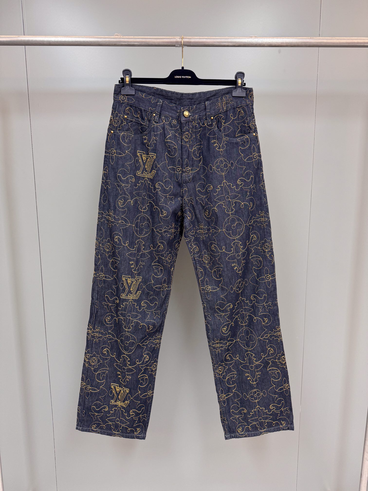 NO:947494,Lujia's new season embroidered jeans, new counter 48, Description This pair of jeans relies on topstitching technology to reinterpret the Monogram element and embroidery with contrasting yarns. The L.V Arabesque pattern from the autumn and winter fashion show gives the pockets and hem a romantic western atmosphere. Can be paired with the same style jacket to create an elegant suit. Standard fit Full-width L.V Arabesque embroidery Damier nubuck label Classic five-pocket jeans cut Cotton, Louis Vuitton - clothing, louis  vuitton,louis vuitton,louis vuitton,jeans,jackets & coats,19860909驴家当季新款刺绣牛仔裤 专柜新款48, 说明 本款牛仔裤依托明线工艺重绎 Monogram 元素,以撞色纱线刺绣 秋冬时装秀的 L.V Arabesque 图案,令口袋和下摆释放浪漫西部气息.可与同款夹克打造雅致套装. 标准版型 全幅 L.V Arabesque 刺绣 Damier 正绒面革标签 经典五袋牛仔裤剪裁 棉,路易威登-服装,louis vuitton,louis vuitton,louis vuitton,jeans,jackets & coats,,Women's clothing