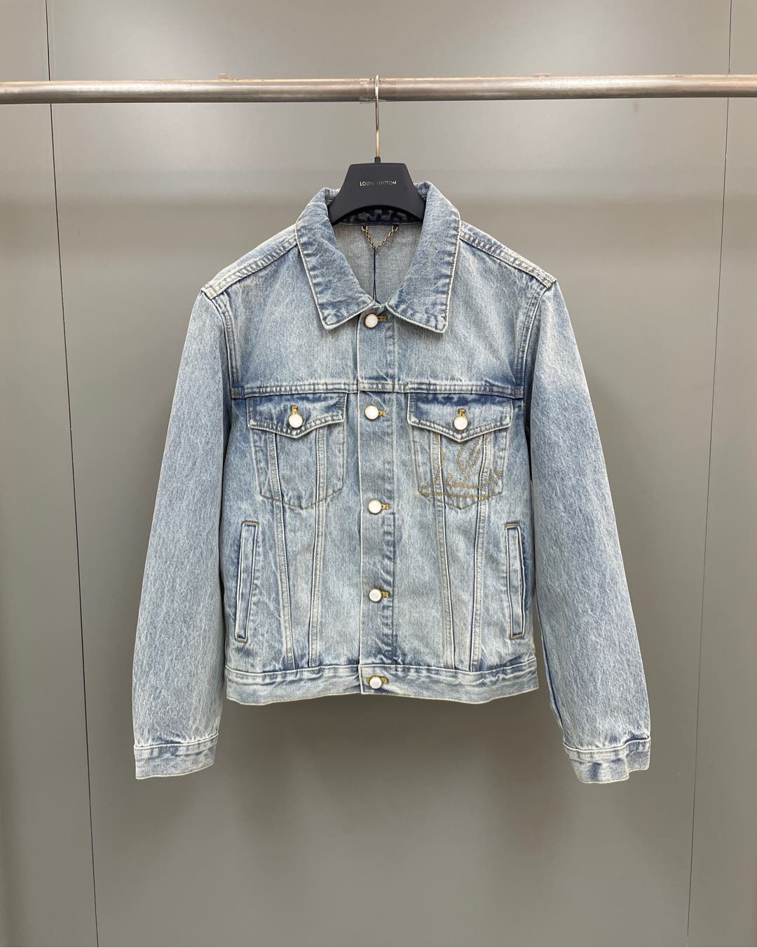 NO:947525,Lujia's new seasonal denim truck jacket is priced at 46 at the counter. Description: This truck jacket is made of sand-washed Japanese denim with eye-catching topstitching, relying on Louis Vuitton's exquisite craftsmanship to upgrade the daily look. The pearlescent buttons are the finishing touch with exquisite details, the chest pocket L...V logo embroidery and the rear nubuck L...V patch express the brand identity. Standard fit Chest pocket embroidery L...V logo Ticket pocket with nubuck L...V  Patch Damier nubuck label at rear Logo-engraved pearlescent buttons with distressed base Cotton,Louis Vuitton - Clothing,louis vuitton,louis vuitton,louis vuitton,jackets & coats,19860909驴家当季新款 牛仔卡车夹克 专柜售价46, 说明 本款卡车夹克为砂洗日本丹宁布勾勒醒目明线,依托路易威登精湛匠艺升级日常造型.珠光纽扣点睛考究细节,胸袋 Ｌ…Ｖ 标识刺绣和后部正绒面革 L…V 贴饰抒写品牌身份. 标准版型 胸袋刺绣 L…V标识 票袋配有正绒面革 L…V 贴饰 后部呈现 Damier 正绒面革标签 标识铭纹珠光纽扣配有做旧底座 棉,路易威登-服装,louis vuitton,louis vuitton,louis vuitton,jackets & coats,,Women's clothing