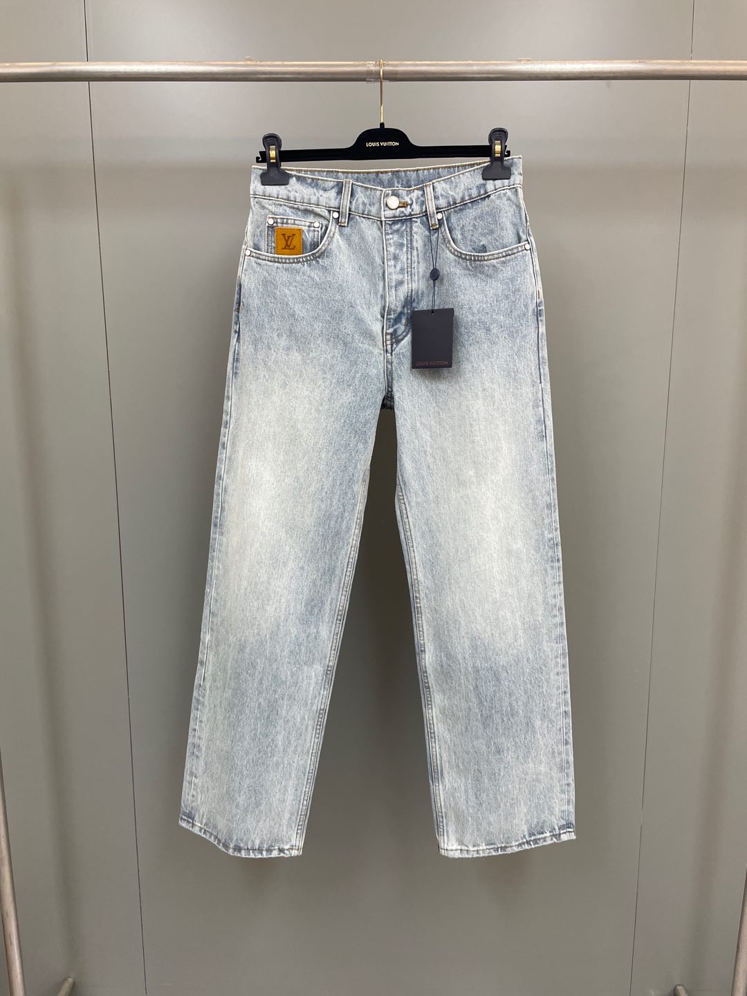 NO:947516,Lujia's new seasonal wide-leg jeans are priced at 40 at the counter. Description: This pair of jeans is made from Japanese washed denim, with a chic wide-leg silhouette that easily brightens up any look. Eye-catching topstitching, embroidered L…V logo on the back pocket, and nubuck patches on the ticket pocket and waist all prove the brand’s exquisite craftsmanship. Wide-leg version, embroidered L…V logo on the back pocket, ticket pocket with nubuck L…V patch Damier  Nubuck leather label Logo-engraved pearlescent buttons with distressed base Damier fabric pocket lining and fitted label Pearlescent rivets Button fly Classic five-pocket jean cut Cotton,Louis Vuitton-Clothing,louis vuitton,louis vuitton,louis vuitton,jeans,19860909驴家当季新款 阔腿牛仔裤 专柜售价40, 说明 本款牛仔裤取材日本水洗丹宁布,以别致阔腿廓形轻松点亮各式造型.醒目明线、后袋 L…V 标识刺绣,以及票袋和腰部的正绒面革贴饰一道印证品牌精湛匠艺. 宽腿版型 后袋刺绣 L…V 标识 票袋配有正绒面革 L…V 贴饰 Damier 正绒面革标签 标识铭纹珠光纽扣配有做旧底座 Damier 面料口袋内衬和版型标签 珠光铆钉 纽扣门襟 经典五袋牛仔裤剪裁 棉,路易威登-服装,louis vuitton,louis vuitton,louis vuitton,jeans,,Women's clothing