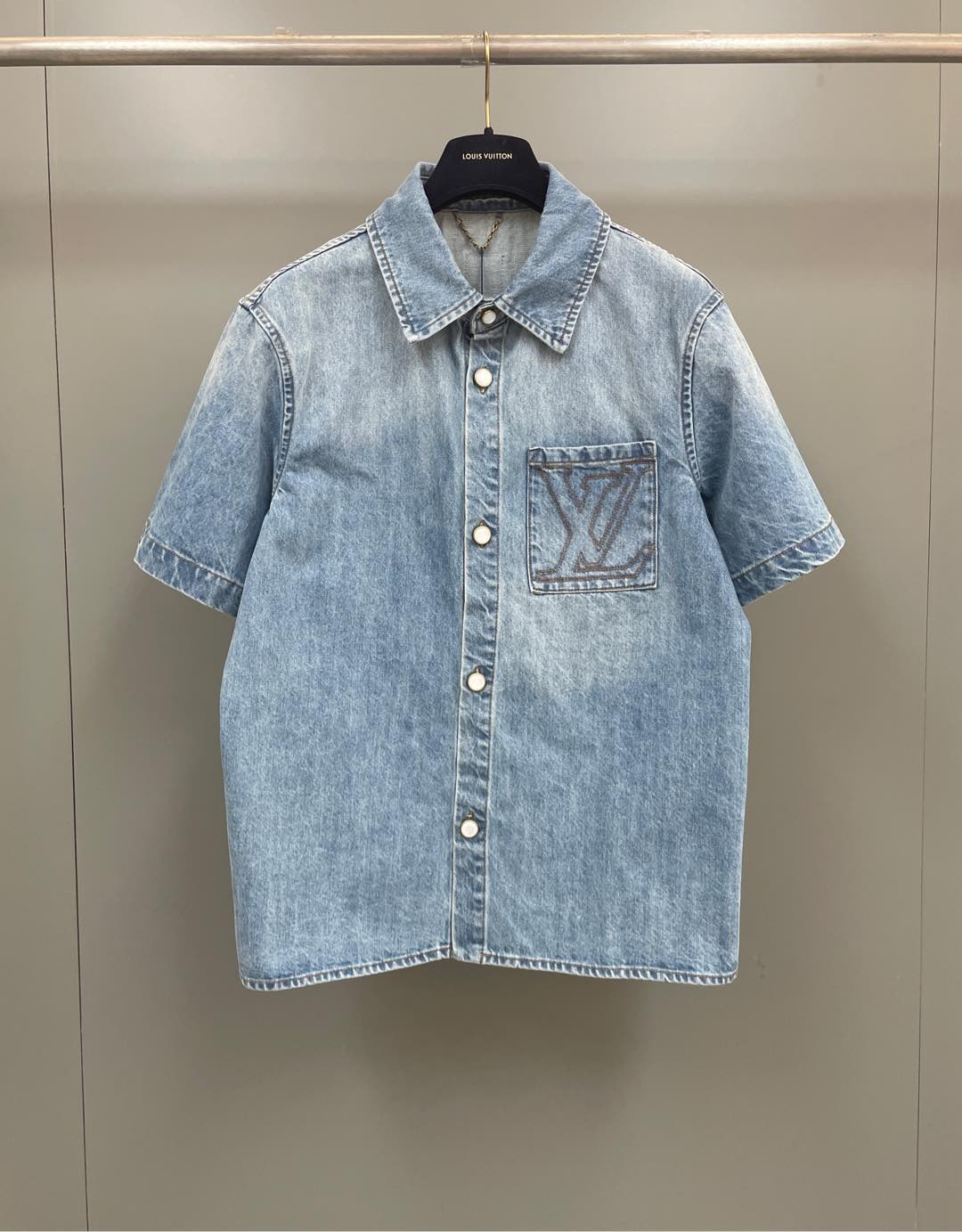 NO:887964,Lujia's new seasonal short-sleeved denim shirt is priced at 45 at the counter. Description: This short-sleeved denim shirt is made of sand-washed Japanese denim with eye-catching topstitching. It relies on Louis Vuit's exquisite craftsmanship to upgrade the daily look. The pearlescent buttons are the finishing touch and the details are exquisite. The L...V logo embroidery on the chest pocket and the nubuck L...V patch on the back express the brand identity. Standard fit L...V logo embroidery on the chest pocket. Logo-engraved pearlescent buttons are equipped with an aged base.  Nubuck leather at center back L…V Tags Sandwashed Japanese denim Cotton,Louis Vuitton-Apparel,louis vuitton,louis vuitton,louis vuitton,shirts,T-shirt,19860909驴家当季新款 短袖牛仔衬衫 专柜售价45, 说明 本款短袖牛仔衬衫为砂洗日本丹宁布勾勒醒目明线,依托路易威,登精湛匠艺升级日常造型.珠光纽扣点睛考究细节,胸袋 L…V 标识刺绣和后部正绒面革 L…V 贴饰抒写品牌身份. 标准版型 胸袋刺绣 L…V 标识 标识铭纹珠光纽扣配有做旧底座 后部中央呈现正绒面革 L…V 标签 砂洗日本丹宁布 棉,路易威登-服装,louis vuitton,louis vuitton,louis vuitton,shirts,T-shirt,,Women's clothing