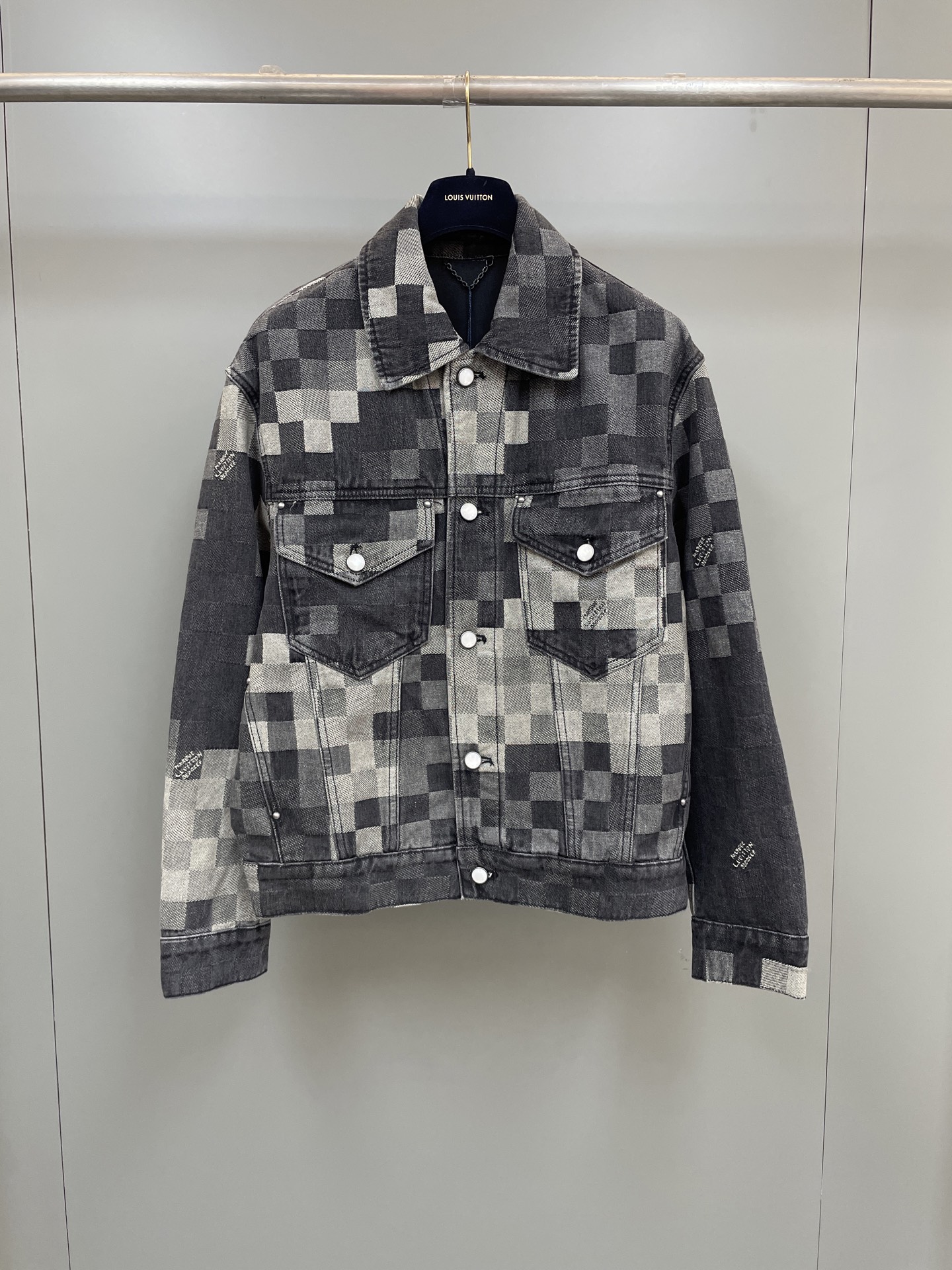 NO:947545,Lujia’s new seasonal DAMOFLAGE denim jacket. The counter price is 55. Description: This denim jacket is from the spring and summer fashion show. It uses a washed Damoflage jacquard pattern to show gradient layers. The Marque L. Vuitton déposée logo is cleverly integrated into the plaid, and the elegant jewel-like buttons create a show style. Flexible tailoring is suitable for all body shapes and goes well with the same style of trousers. Standard fit denim cloth spreads across the entire width.  Damoflage jacquard Marque L. .Vuitton déposée logo integrated into the pattern Chest flap pockets Snap-button front Distressed components Lace-up tabs Sand-washed Cotton,Louis Vuitton-Clothing,louis vuitton,louis vuitton,louis vuitton,jackets & coats,19860909驴家当季新款 DAMOFLAGE 牛仔夹克 专柜售价55, 说明 本款牛仔夹克出自 春夏时装秀,以水洗 Damoflage 提花图案展现渐变层次.Marque L. .Vuitton déposée 标识巧妙融入格纹,珠宝般的雅致纽扣成就秀场型格.灵活剪裁适宜各式身形,与同款长裤搭配相宜. 标准版型 丹宁布铺陈全幅 Damoflage 提花 Marque L. .Vuitton déposée 标识融入图案 胸前翻盖口袋 按扣前襟 做旧组件 系带调节袢 砂洗 棉,路易威登-服装,louis vuitton,louis vuitton,louis vuitton,jackets & coats,,Women's clothing