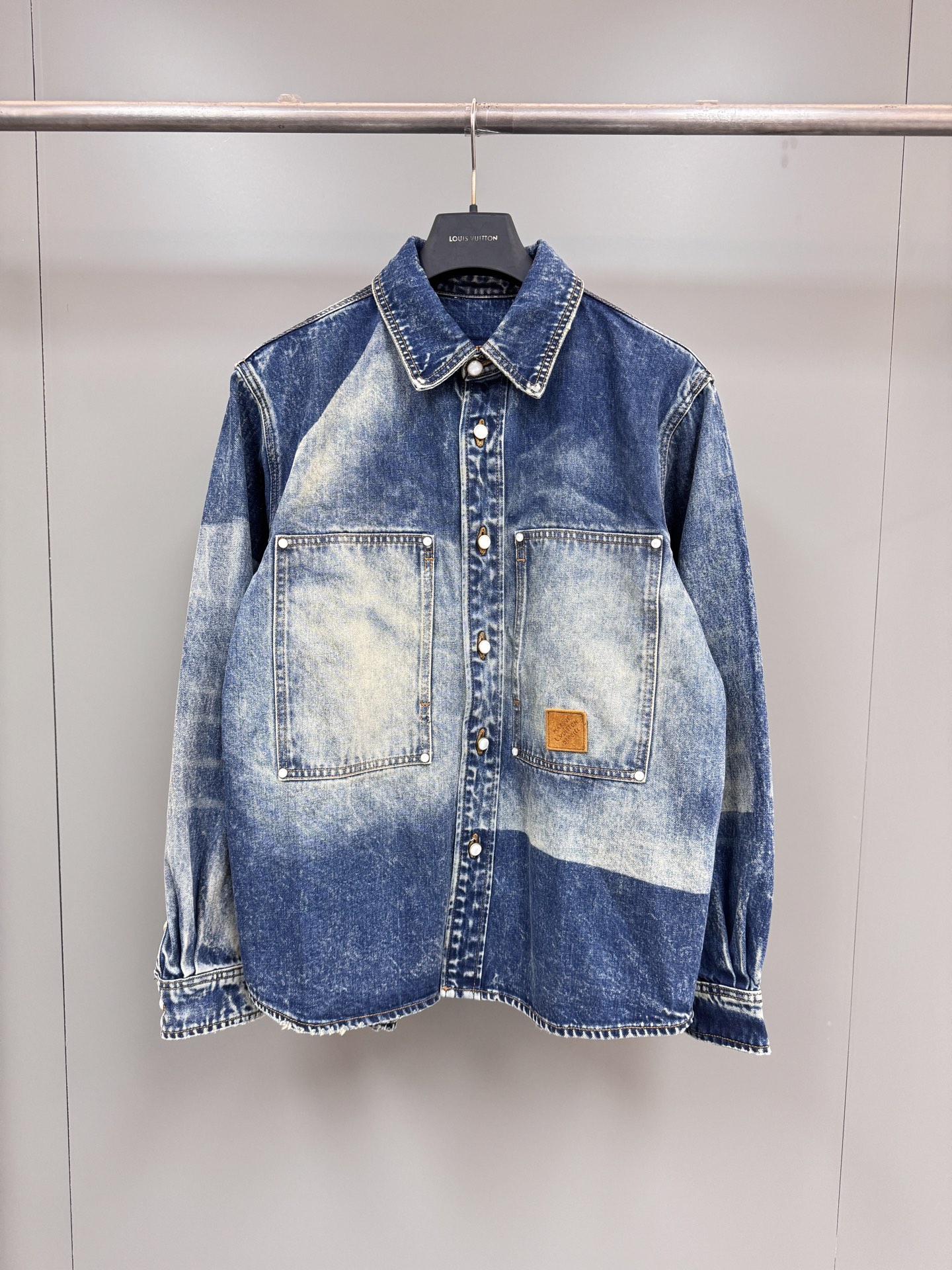 NO:941350,Lujia's new season's new sun-faded denim long-sleeved shirt, counter price 48, description This work shirt is made of cotton denim to create a loose silhouette, with a sun-faded effect to appear on the spring and summer show. The left breast pocket is embellished with Marque L.Vuitton Déposée suede patches, pearlescent buttons and studs give an elegant atmosphere, and goes well with the same style of trousers. Casual fit cotton washed sun-faded effect topstitching  Pearlescent buttons and rivets Patch pocket on the chest Logo patch on the left breast pocket,Louis Vuitton-clothing,louis vuitton,louis vuitton,louis vuitton,shirts,19860909驴家当季新款 日晒褪色效果丹宁长袖衬衫 专柜售价48, 说明 本款工装衬衫采用棉质丹宁布塑造宽松廓形,以日晒褪色效果亮相 春夏秀场.左侧胸袋点缀 Marque L.Vuitton Déposée 绒面贴饰,珠光纽扣和饰钉彰显雅致气息,与同款长裤搭配相宜. 休闲版型 棉 水洗日晒褪色效果 明线 珠光纽扣和铆钉 胸前配有贴袋 左侧胸袋点缀标识贴饰,路易威登-服装,louis vuitton,louis vuitton,louis vuitton,shirts,,Women's clothing