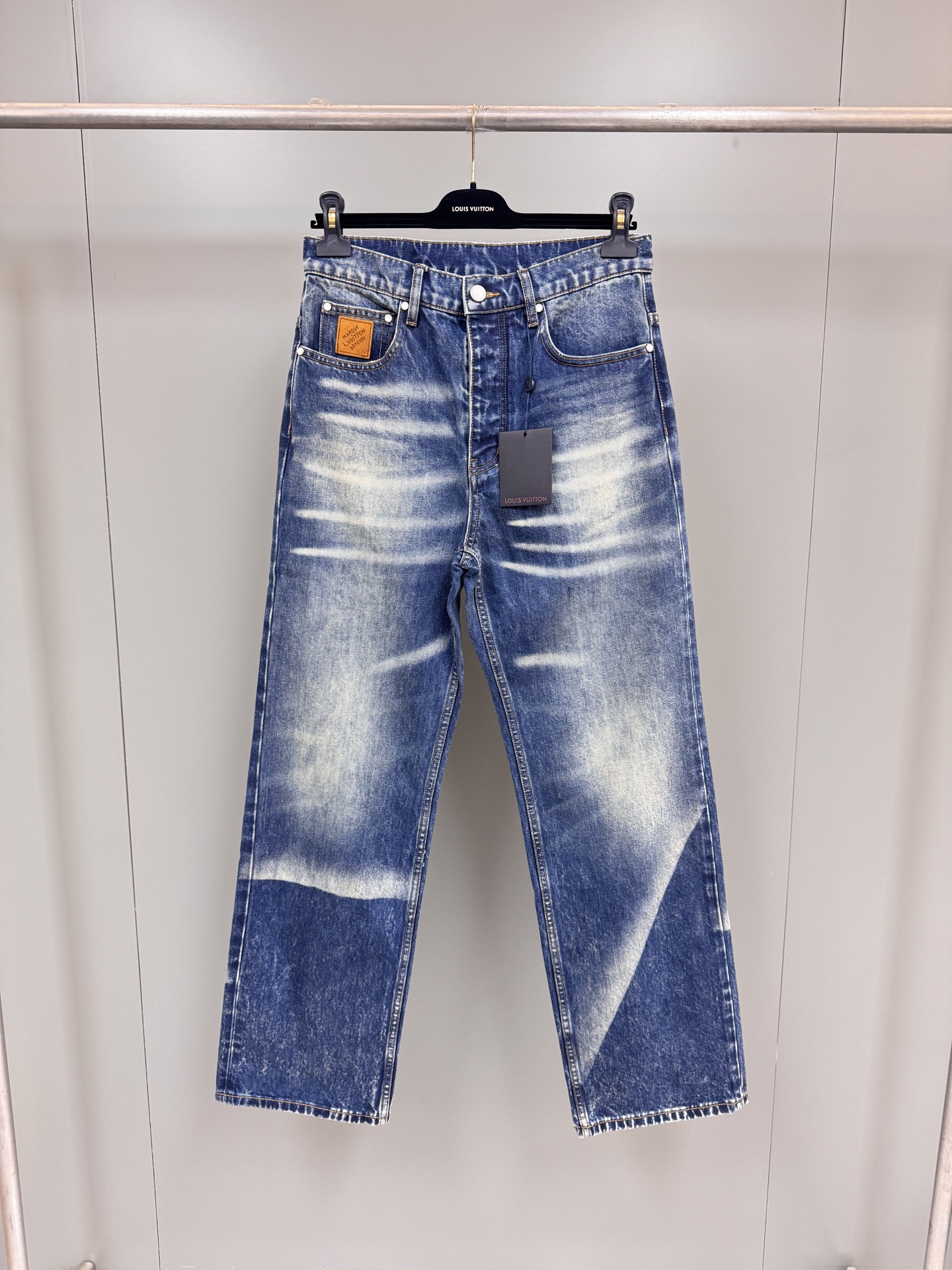 NO:947480,Lujia's new seasonal skateboard jeans with sun-faded effect are priced at 44 at the counter. Description: These jeans are made of washed denim to present a sun-faded retro texture. They appear in the spring and summer shows in a simple skateboard pants silhouette. The ticket pocket is embellished with nubuck Marque L.Vuitton Déposée patches, pearlescent rivets and a rear Damier label to complete the details. Standard fit cotton washed sun-faded effect topstitching pearlescent buttons and rivets  Classic five-pocket jeans cut, ticket pockets embellished with nubuck logo patch, nubuck label,Louis Vuitton-clothing,louis vuitton,louis vuitton,louis vuitton,jeans,19860909驴家当季新款 日晒褪色效果滑板牛仔裤 专柜售价44, 说明 本款牛仔裤选用水洗丹宁布呈现日晒褪色的复古质感,以简约滑板裤廓形亮相 春夏秀场.票袋点缀正绒面革 Marque L.Vuitton Déposée 贴饰,珠光铆钉和后部 Damier 标签完善细节. 标准版型 棉 水洗日晒褪色效果 明线 珠光纽扣和铆钉 经典五袋牛仔裤剪裁 票袋点缀正绒面革标识贴饰 正绒面革标签,路易威登-服装,louis vuitton,louis vuitton,louis vuitton,jeans,,Women's clothing