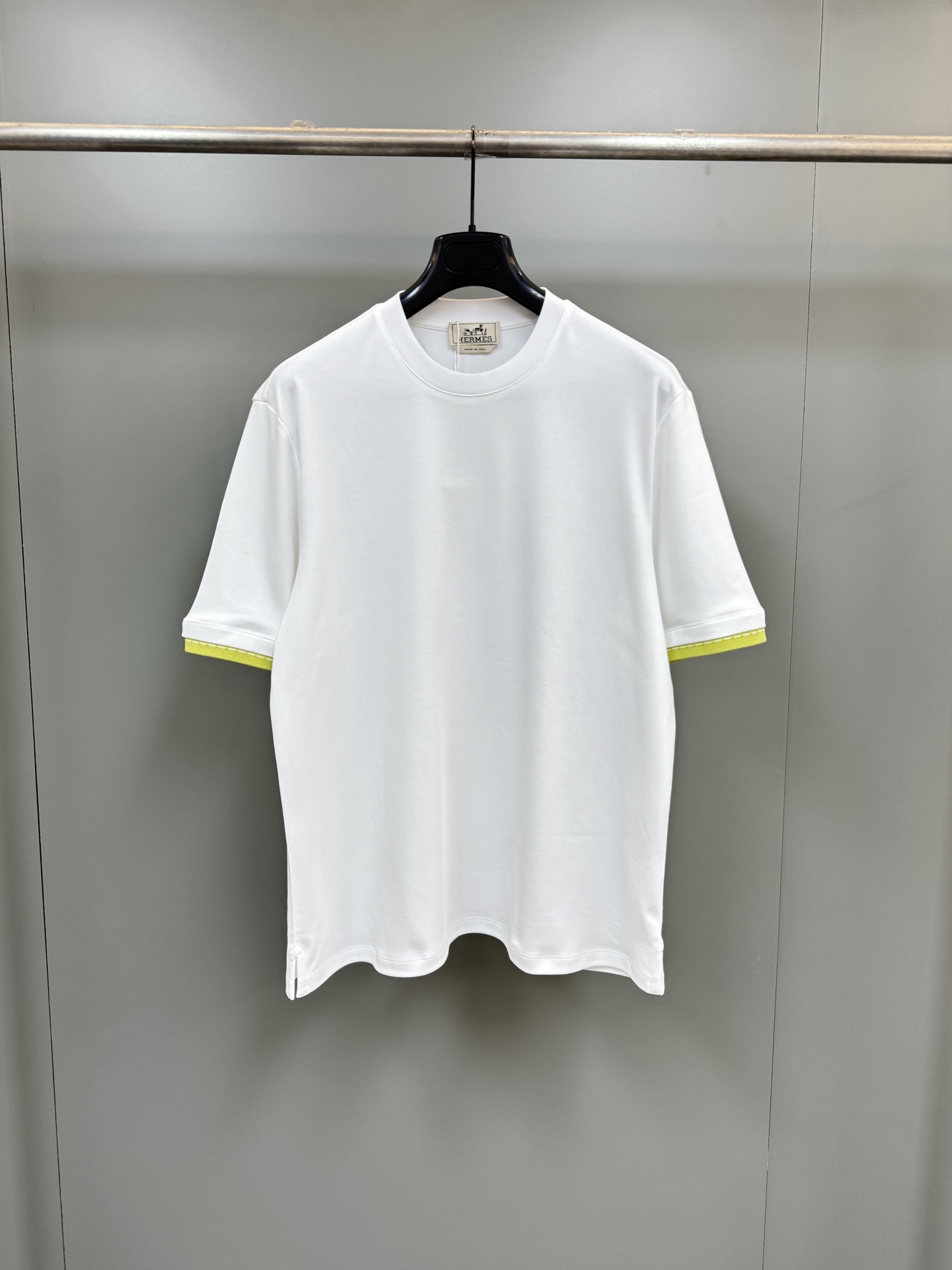 NO:780480,H's new season 'Piqures sellier' T-shirt, counter price 35, description: cotton short-sleeved round neck T-shirt, decorated with 'Piqures sellier' details (cotton). Contrast color double-layer ruffled two-color sleeves, decorated with 'Piqures sellier' details, normal fit cotton, Hermès-clothing, hermes, T-shirt, tees, t-shirt,19860909H家当季新款“Piqures sellier”T恤 专柜售价35, 说明 全棉短袖圆领T恤,饰有“Piqures sellier”细节(棉). 撞色双层褶边双色衣袖,饰有“Piqures sellier”细节 正常版型 棉,爱马仕-服装,hermes,T-shirt,tees，t-shirt,,Women's clothing