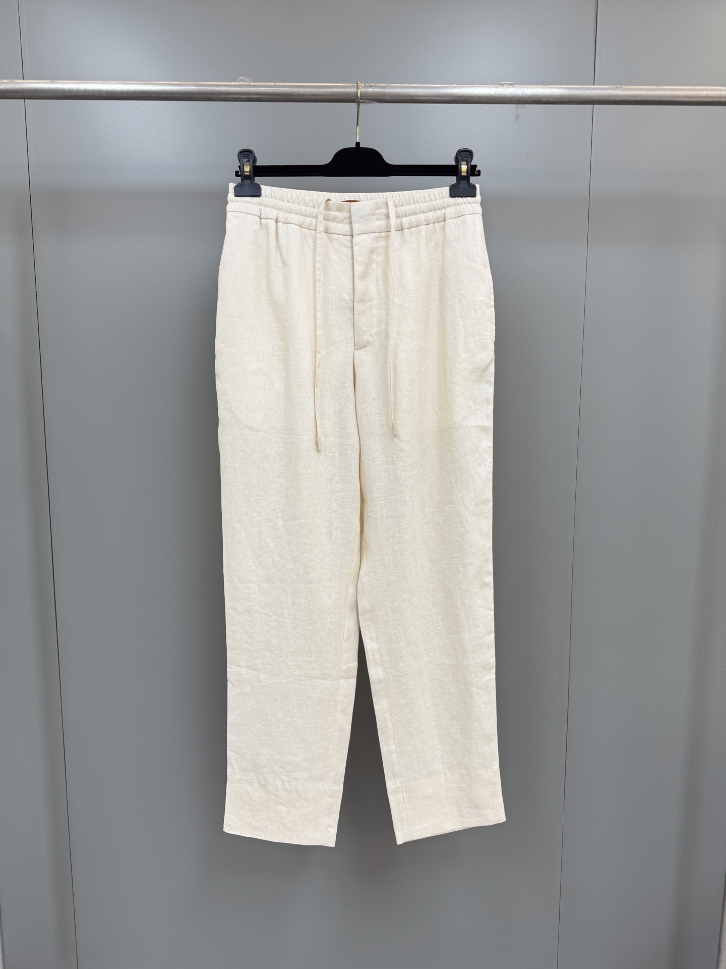 NO:944434,ZENGA Zegna's new Oasi Lino linen trousers are priced at 39 at the counter. Description These white trousers are made of fully traceable Zegna Oasi Lino linen fabric. The natural texture of the linen fabric makes these trousers exude authentic charm. It adopts a fashionable front pleatless silhouette, and the elastic waistband has an inner drawstring, making it comfortable to wear. Main body: linen Lining: cupro fiber, men's clothing, zegna,19860909ZENGA杰尼亚新款Oasi Lino绿洲亚麻长裤 专柜售价39, 说明 这款白色长裤选用完全可追溯的杰尼亚Oasi Lino绿洲亚麻面料制成,亚麻织物的天然纹理令此款长裤散发本真魅力.采用时尚正面无褶廓形,松紧腰带设有内抽绳,穿着舒适. 主体:亚麻 衬里:铜氨纤维,男装,zegna,,Women's clothing