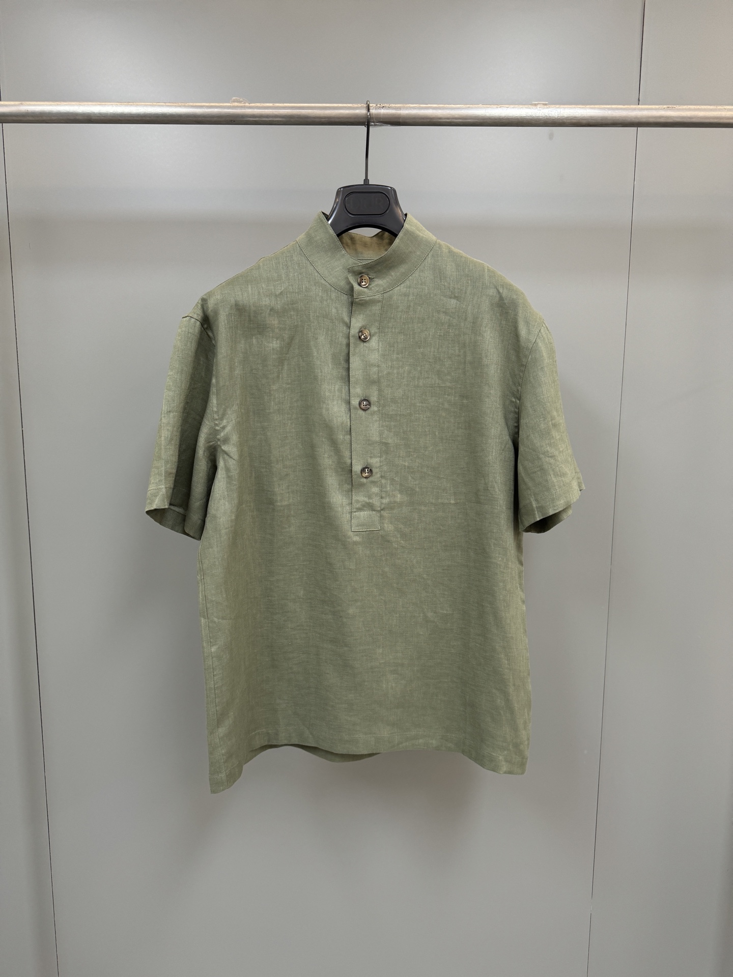 NO:941348,LP Loro Piana/Mandarin collar linen Polo short-sleeved shirt Polo style closure, with 4-button half placket collar with straps and square buttons Straight bottom, side dovetail vents Composition: linen, women's, loro piana, shirts, T-shirt, ties,19860909LP诺悠翩雅/中式领亚麻Polo短袖衬衫 Polo风格闭合,带4颗纽扣半门襟衣领带带子和方形纽扣 直筒底部,侧面燕尾通风口 成分:亚麻,女装,loro piana,shirts,T-shirt,ties,,Women's clothing