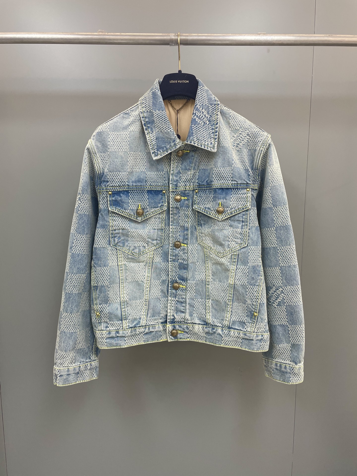 NO:947584,Lujia 25ss new season DAMIER denim jacket. The counter price is 55. This denim jacket is made of washed denim to create a classic silhouette. The 3D Damier jacquard weave is integrated with the Marque L.Vuitton Déposée logo to present a soft texture effect. The eye-catching topstitching, distressed elements and domed buttons are rich in details, which goes well with the same style of jeans. Standard fit 91 cotton, 8 polyester fiber, 1 spandex topstitch  Lined, domed buttons with engraved logo Adjustable waist Chest flap pockets Logo jacquard,Louis Vuitton-Clothing,louis vuitton,louis vuitton,louis vuitton,jeans,jackets & coats,19860909驴家25ss当季新款 DAMIER 牛仔夹克 专柜售价55, 本款牛仔夹克以水洗丹宁布塑造经典廓形,为 3D Damier 提花织纹融入 Marque L.Vuitton Déposée 标识,呈现柔和纹理效果.瞩目明线、做旧元素和圆顶纽扣丰富细节,与同款牛仔裤搭配相宜. 标准版型 91 棉,8 聚酯纤维,1 氨纶 明线 配有内衬 圆顶纽扣点缀铭纹标识 可调节腰部 胸前翻盖口袋 标识提花,路易威登-服装,louis vuitton,louis vuitton,louis vuitton,jeans,jackets & coats,,Women's clothing