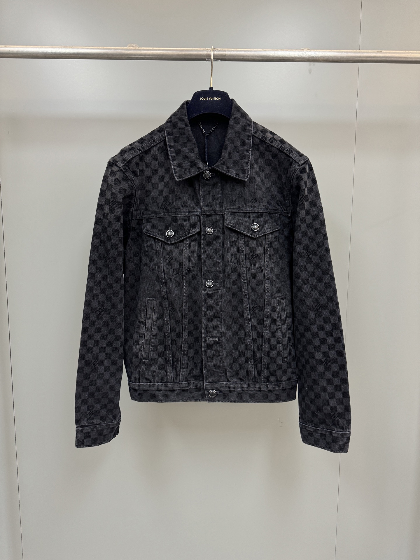 NO:947598,Lujia 25ss new season DAMIER flocked denim truck jacket. The counter price is 56. This denim truck jacket relies on the washing process to create a gradient effect, and uses delicate brushstrokes to play with the deep design of the season. The full-frame Damier flocking pattern and Marque L.Vuitton Déposée logo highlight the rich texture, and pearlescent buttons are the finishing touch. It goes well with the same style of trousers. Standard version Main fabric: Base fabric:  Cotton; Flocking: Nylon Other: Cow leather Adjustable straps at waist Pearlescent buttons on front Flap chest pockets Side pockets Flocked logo Damier nubuck label,Louis Vuitton-clothing,louis vuitton,louis vuitton,louis vuitton,jackets & coats,cowhide,19860909驴家25ss当季新款 DAMIER 植绒牛仔卡车夹克 专柜售价56, 本款牛仔卡车夹克依托水洗工艺营造渐变效果,以细腻笔触玩味当季深邃设计.全幅 Damier 植绒图案和 Marque L.Vuitton Déposée 标识烘托丰盈肌理,珠光纽扣点睛细节.与同款长裤搭配相宜. 标准版型 主面料: 基布: 棉; 植绒: 锦纶 其他: 牛皮革 腰部配有可调节袢带 珠光纽扣前襟 翻盖胸袋 侧袋 植绒标识 Damier 正绒面革标签,路易威登-服装,louis vuitton,louis vuitton,louis vuitton,jackets & coats,cowhide,,Women's clothing
