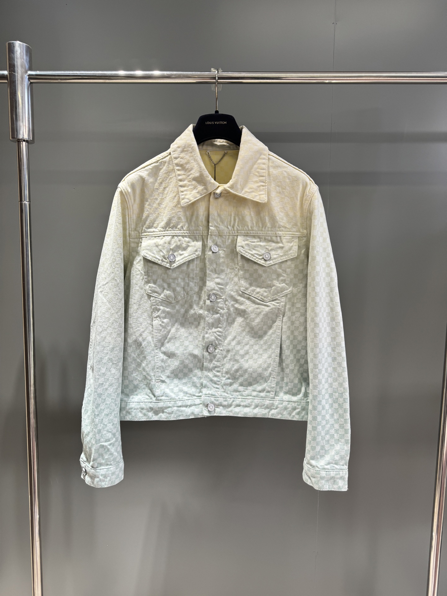 NO:947614,Lujia 25ss new seasonal DAMIER gradient jacquard denim jacket, counter price 55, Description This denim jacket makes the Damier jacquard texture show an elegant gradient, blowing a fresh summer atmosphere. The nubuck Damier label is placed on the back, and the pearlescent metal buttons highlight the Dandy style, which can be combined with the same style of trousers to create an avant-garde look. Standard fit cotton zigzag stitching details gradient logo jacquard with adjustable straps at the waist  Unlined Pearlescent metal denim buttons Buttoned flap pockets Side pockets Nubuck leather label,Louis Vuitton-Clothing,louis vuitton,louis vuitton,louis vuitton,jackets & coats,19860909驴家25ss当季新款 DAMIER 渐变提花牛仔夹克 专柜售价55, 说明 本款牛仔夹克令 Damier 提花织纹呈现淡雅渐变,吹拂清新夏日气息.正绒面革 Damier 标签栖身背后,珠光金属纽扣彰显丹迪风尚,可与同款长裤共筑前卫造型. 标准版型 棉 之字缝线细节 渐变标识提花 腰部配有可调节袢带 无内衬 珠光金属牛仔纽扣 纽扣翻盖口袋 侧袋 正绒面革标签,路易威登-服装,louis vuitton,louis vuitton,louis vuitton,jackets & coats,,Women's clothing