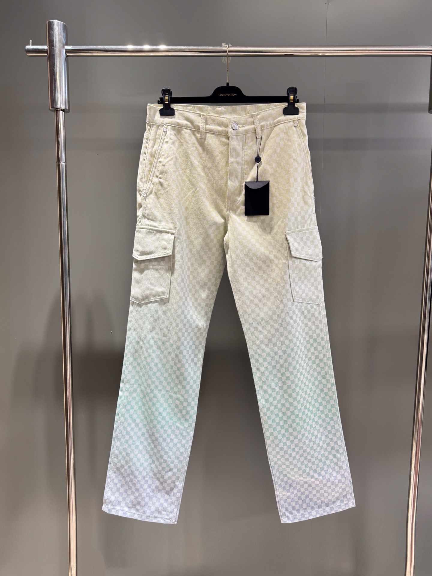 NO:947606,Lujia 25ss new season DAMIER gradient jacquard denim overalls, counter price 46, description This denim overalls focus on the Damier gradient jacquard pattern, with nubuck Damier labels, pearlescent buttons and rivets to highlight the Dandy style, which can be combined with the same style jacket to create an avant-garde style. Standard fit cotton gradient logo jacquard Italian pockets flap pockets rear patch pockets pearlescent metal denim buttons  pearlescent rivets nubuck label,louis vuitton-clothing,louis vuitton,louis vuitton,louis vuitton,jackets & coats,19860909驴家25ss当季新款 DAMIER 渐变提花牛仔工装裤 专柜售价46, 说明 本款牛仔工装裤聚焦 Damier 渐变提花图案,以正绒面革 Damier 标签、珠光纽扣与铆钉彰显丹迪风尚,可与同款夹克共筑前卫型格. 标准版型 棉 渐变标识提花 意式口袋 翻盖口袋 后贴袋 珠光金属牛仔纽扣 珠光铆钉 正绒面革标签,路易威登-服装,louis vuitton,louis vuitton,louis vuitton,jackets & coats,,Women's clothing
