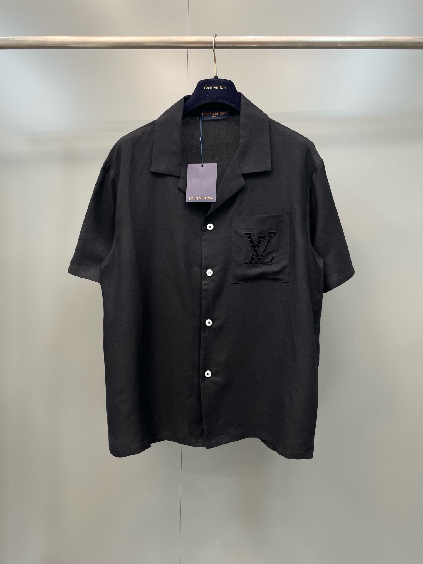 NO:887988,Lujia 26 new early autumn series letter embroidered single-breasted short-sleeved shirt, high version.,Louis Vuitton-clothing,louis vuitton,louis vuitton,louis vuitton,shirts,T-shirt,19860909驴家26新款早秋系列字母刺绣单排扣短袖衬衫,高版本.,路易威登-服装,louis vuitton,louis vuitton,louis vuitton,shirts,T-shirt,,Women's clothing