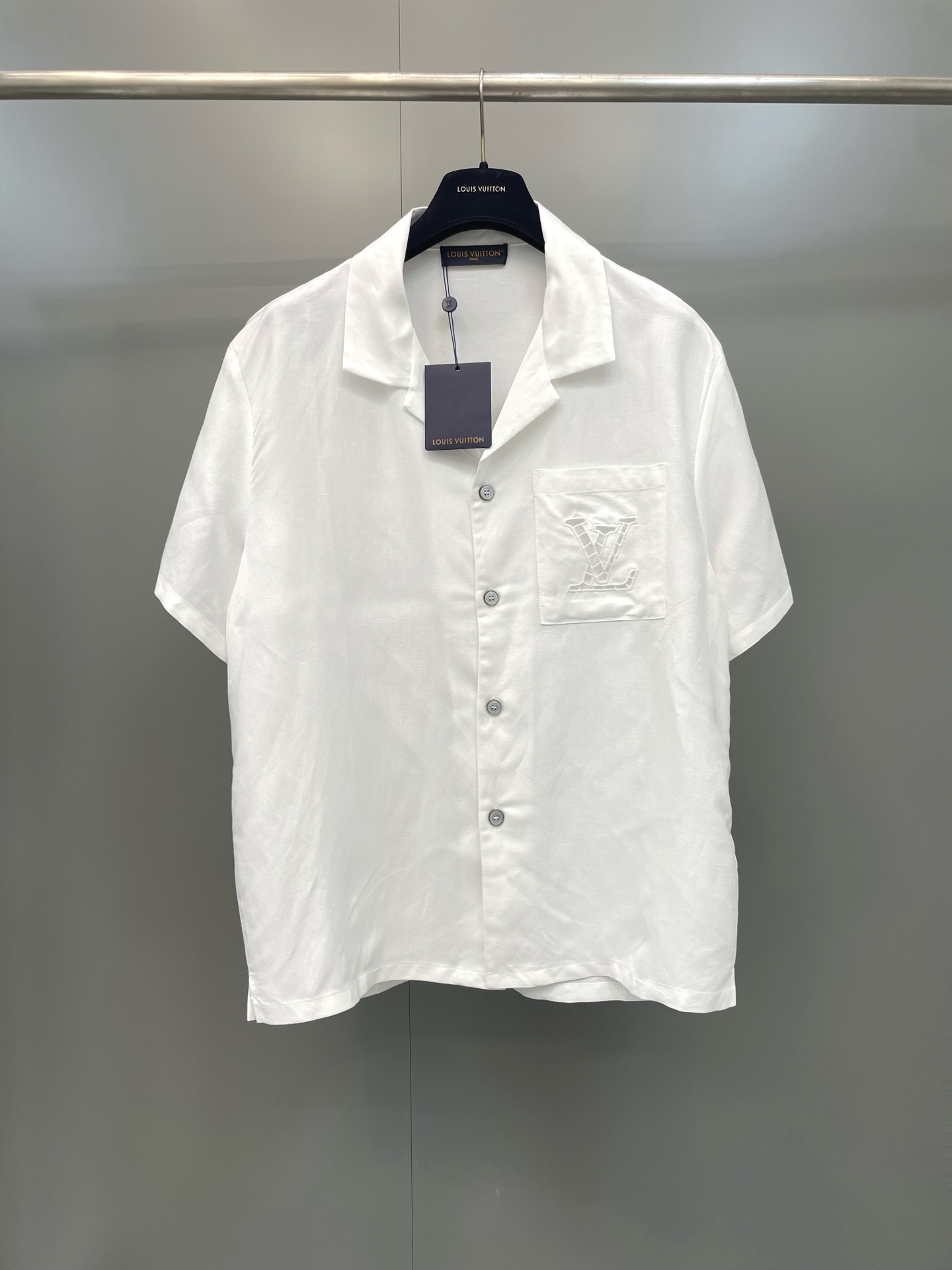 NO:887981,Lujia 26 new early autumn series letter embroidered single-breasted short-sleeved shirt, high version.,Louis Vuitton-clothing,louis vuitton,louis vuitton,louis vuitton,shirts,T-shirt,19860909驴家26 新款早秋系列字母刺绣单排扣短袖衬衫,高版本.,路易威登-服装,louis vuitton,louis vuitton,louis vuitton,shirts,T-shirt,,Women's clothing