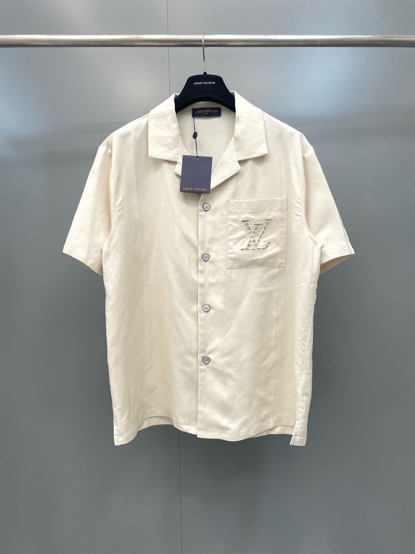 NO:887973,Lujia 26 new early autumn series letter embroidery single-breasted short-sleeved shirt high version.,Louis Vuitton-clothing,louis vuitton,louis vuitton,louis vuitton,shirts,T-shirt,19860909驴家26新款早秋系列 字母刺绣单排扣短袖衬衫 高版本.,路易威登-服装,louis vuitton,louis vuitton,louis vuitton,shirts,T-shirt,,Women's clothing