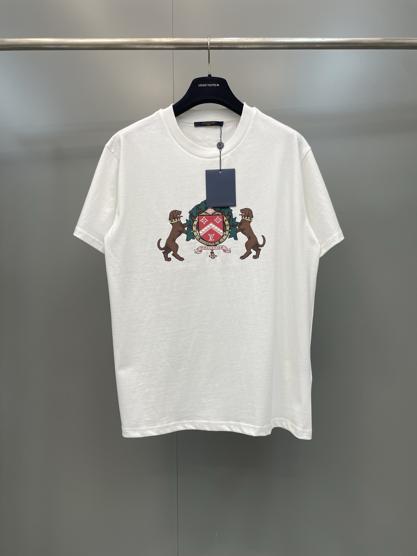 NO:822197,Lujia 25ss Double Dog Hot Diamond Short Sleeve, made of 15S fine cotton plain fabric 260g, this cotton T-shirt draws inspiration from the Westminster dog walking family, making it a positive and humorous dog  The badge pattern is embellished with embroidery and beading, and the handwritten logo on the back is embroidered with eye-catching yarn. It is woven with fine-count yarn, which makes the fabric light and thin, has good breathability and is comfortable to wear. It is combed to remove impurities and short fibers; the yarn quality is high and the fabric structure is tight, so it has better wearability. Made of permeable water-based flat screen printing, the printing slurry is printed on the fabric through a flat screen, and then the permeability of the slurry is used to allow the dye to penetrate into the fibers of the fabric, thereby achieving  Printing effect. Because the glue is water-soluble, it is easy to wash off, which can improve the feel of the finished product. High-quality resin materials are used for the chest pattern to ensure the gloss and durability of the beads. Sparkling imitation crystals are inlaid in key parts of the logo composed of resin beads. The color of the imitation crystals is similar to the resin beads to create a harmonious and unified overall style; you can also choose contrasting colors to highlight the distinctive personality and unique temperament. Louis Vuitton - Clothing, Louis  vuitton,louis vuitton,louis vuitton,T-shirt,tees,t-shirt,19860909驴家 25ss双犬烫钻短袖,采用15S精棉平纹面料260g,本款棉质T恤向威斯敏斯特遛狗一族采撷灵感,为正面谐趣Dog 徽章图案点缀刺绣和珠饰,并以醒目纱线刺绣后部的手写体标识.采用细支数纱线织造,使得面料质地轻薄,透气性好,穿着舒适.经过精梳处理,去除杂质和短纤维；纱线品质较高,织物结构紧密,因此具有较好的耐穿性.渗透水性平网印花制作,印花浆料通过平网版印刷到织物上,然后利用浆料的渗透性使染料渗透到织物的纤维中,从而实现印花效果.由于胶浆具有水溶性,因此易于洗除,能改善成品手感.胸前图案选用高品质的树脂材料,确保珠饰的光泽度和耐用性.在树脂珠饰构成的标识的关键部位镶嵌闪耀的仿水晶.仿水晶的颜色与树脂珠饰相近的色调,以营造出和谐统一的整体风格；也可以选择对比鲜明的颜色,以突出鲜明个性和独特气质.,路易威登-服装,louis vuitton,louis vuitton,louis vuitton,T-shirt,tees，t-shirt,,Women's clothing