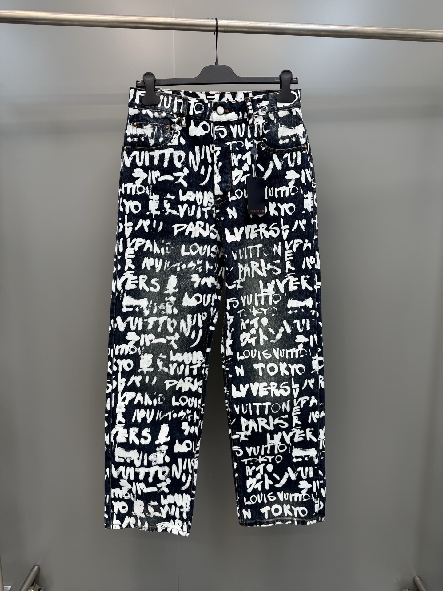 NO:944390,The high version of Lujia is shipping 25ssnigo co-branded Tokyo letter jeans. The original version was purchased and developed to witness the creative cooperation between Pharrell Williams and Nigo in the 2025 autumn and winter show, with LV Scribble  The print shows the encounter between traditional Japanese calligraphy and Western street art, cleverly using 'hand-drawn' style to express the brand logo, Paris and Tokyo. The casual design reveals an urban mood and can be worn with the same jacket to create a show style., Louis Vuitton - Clothing, louis vuitton, louis vuitton, louis vuitton, louis vuitton, jeans, jackets & coats,19860909驴家高版本出货25ssnigo联名东京字母牛仔裤,原版购入开发,见证 Pharrell Williams 与 Nigo 于 2025 秋冬大秀的创意合作,以 LV Scribble 印花展现日本传统书法与西方街头艺术的邂逅,巧借“手绘”体抒写品牌标识、巴黎和东京之名.休闲设计流露都市情调,可与同款夹克共筑秀场风尚.,路易威登-服装,louis vuitton,louis vuitton,louis vuitton,louis vuitton,jeans,jackets & coats,,Women's clothing