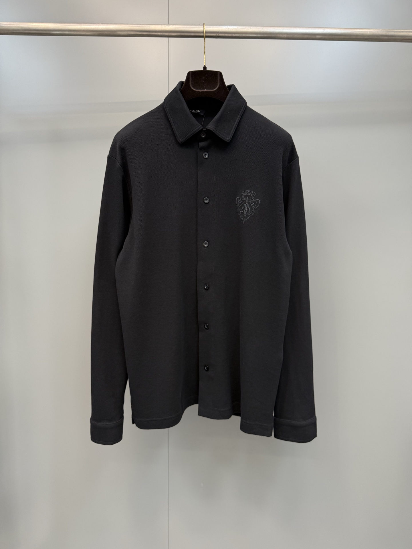 NO:888004,G's new 26SS armor embroidered piqué cotton shirt, originally purchased and developed, made of 320 grams of double-sided cotton piqué, with a strong sense of verticality. The upper body of the whole garment has a good shape, double-sided piqué, and the upper body is very supple. The armor human-shaped embroidery on the chest is embroidered with an imported Tajima machine, which is more three-dimensional. The fabric is fermented and washed, not easy to shrink and deform, and fits well. Gucci-clothing, gucci, gucci, shirts,19860909G家新款26SS盔甲刺绣珠地棉衬衫,原版购入开发,采用全棉双面珠地布320克,垂直感很强,整衣上身版型很好,双面珠地棉,上身很柔顺,胸口盔甲人型刺绣,采用进口田岛机器刺绣,更加立体,面料酵洗,不易缩水变形,合身版型,古驰-服装,gucci,gucci,shirts,,Women's clothing