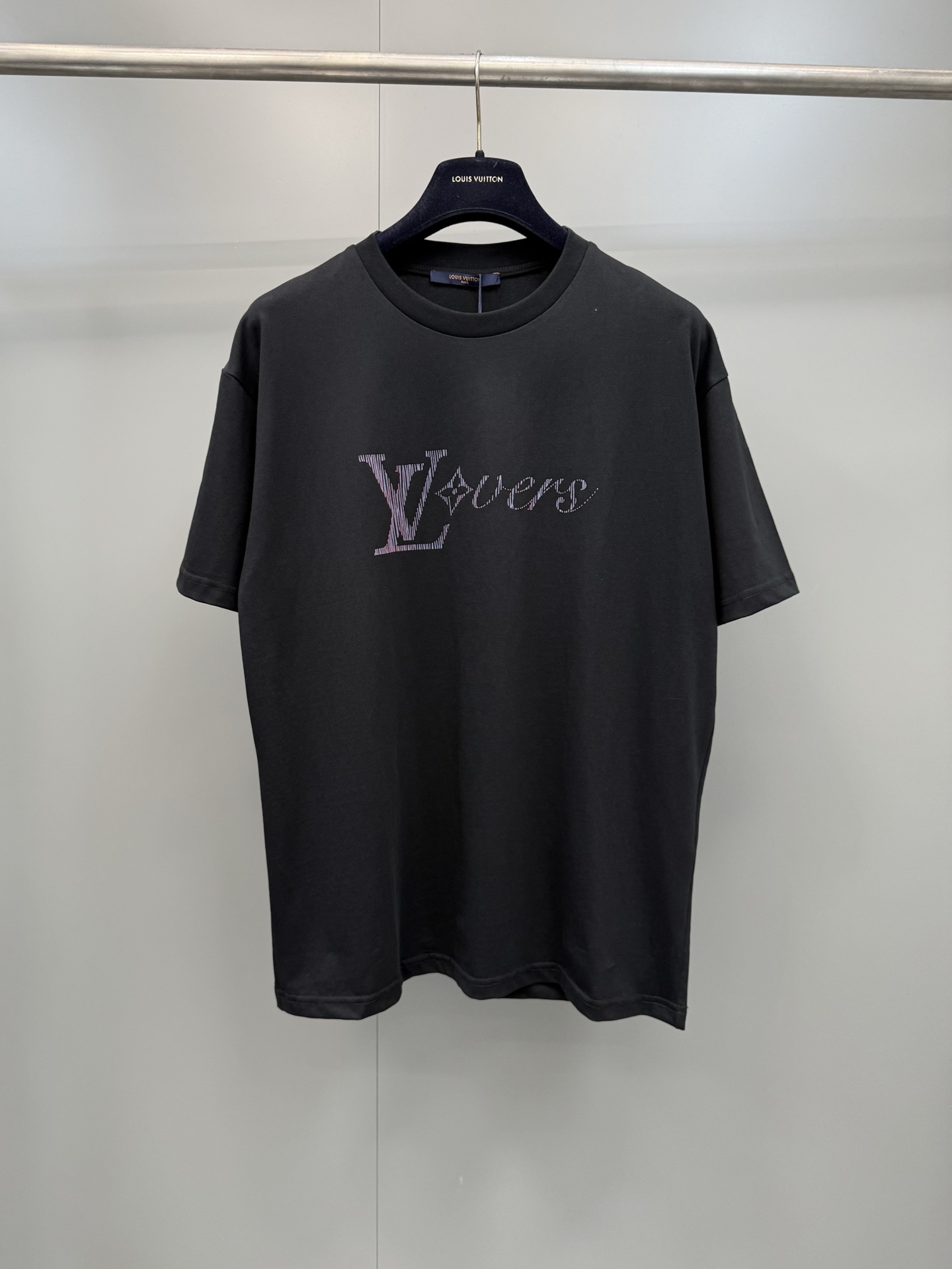 NO:822210,Lujia 25ss cracked colorful letter printed short sleeves, made of 16S linen cotton with a weight of 260G  , with 32s double yarn 1*1 thread, and the fabric threads are dyed in the same vat. The front and rear letter pattern printing is developed by computer scanning and printing film. All detail spacing is greatly restored, and the letter spacing is the same size. It is made of silk screen printing composite, according to the original  The color is specially blended with the same color glue material, using permeable water-based flat screen printing. The pigment penetrates into the fiber of the fabric. The viscosity of the color paste should be adjusted appropriately, which is beneficial to the fabric's uniform sizing and smooth pattern. It distinguishes all wrong versions on the market. Louis Vuitton-clothing, louis  vuitton,louis vuitton,louis vuitton,T-shirt,19860909驴家25ss裂纹彩色字母印花短袖,采用16S麻棉克重260G ,搭配32s双纱1*1螺纹,面料螺纹同缸定染.前后幅字母图案印花由电脑扫描开发印花菲林,所有细节间距都极大的还原,字母行距间大小一致.采用丝网印花复合打造,根据原色特调同色胶浆材质,采用渗透水性平网印花,颜料渗透到织物的纤维中,色浆粘度要调配适中,有利织物得浆均匀,花纹光洁.区别市面所有错误版本.,路易威登-服装,louis vuitton,louis vuitton,louis vuitton,T-shirt,,Women's clothing