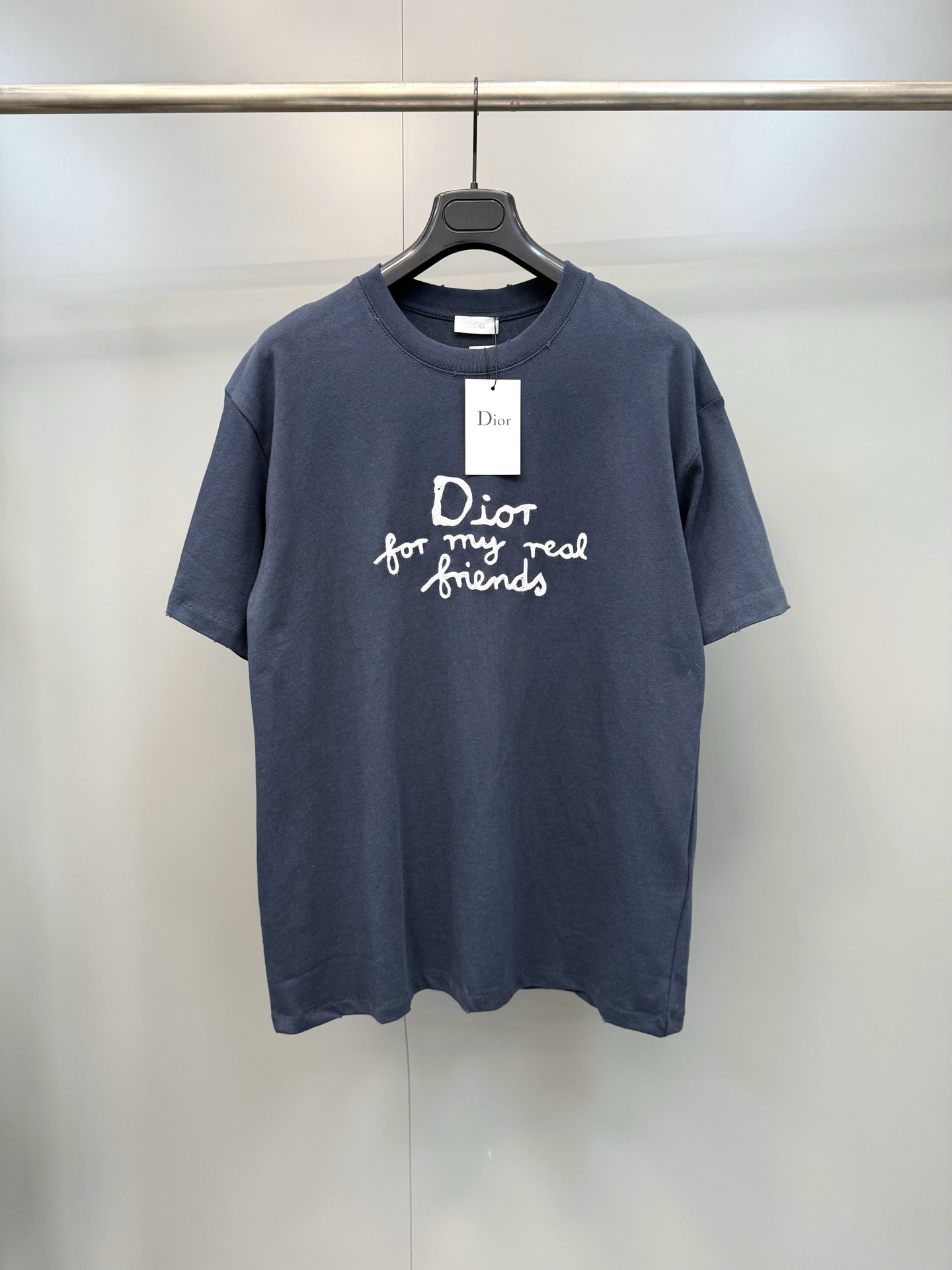 NO:822224,CD home 25ss towel embroidered short-sleeved navy blue. Made of pure cotton 12S fine cotton plain weave, 310g; with 21 double yarn threads, 420g. The fabric is interwoven with plain weave and has many buckling points in the yarns, making the fabric more  Good fastness and wear resistance. Chain embroidery is named after the visual effect of the embroidery is like a chain. It is shaped like links on the chain. It is commonly known as chain embroidery and is also called chain embroidery. Follow the stitching method of chain embroidery and embroider from right to left. Keep the tension of the embroidery thread and  The stitches are even to ensure the three-dimensional sense and sophistication of the embroidery. Irregular whole-body hole design, simple garments have a rebellious sense of destruction. The stone-washing process locates the holes, and the ready-made garments use stone-mill laser positioning to manually destroy the wear effect. Every frayed area is purely hand-made, so that the natural wear of the fabric achieves the most harmonious visual effect. After stone-washing, it can present a strong retro atmosphere., Dior - clothing, dior, dior, T-shirt,19860909CD家25ss毛巾绣短袖藏青.采用纯棉12S精棉平纹,310g；搭配21支双纱螺纹,420g.通过平纹组织方式交织而成的面料,纱线屈曲点也多,使得织物具有较好的坚牢度和耐磨性.锁链绣因其绣品视觉效果似链条而得名,形状像一个个链条上的链扣,俗称锁链绣也叫链目绣.按照锁链绣的针法,从右到左进行刺绣.保持绣线的张力和针脚的均匀,以确保绣品的立体感和精致度.不规则的全身开洞设计,简单成衣带有叛逆的破坏设计感.石磨洗水工艺定位破洞处理,成衣制品采用石磨机激光定位手工破坏磨损效果.每一处磨损处纯手工打造,使面料的自然磨损达到最和谐的视觉效果,通过石磨洗水后能够呈现出浓郁的复古气息.,迪奥-服装,dior,dior,T-shirt,,Women's clothing
