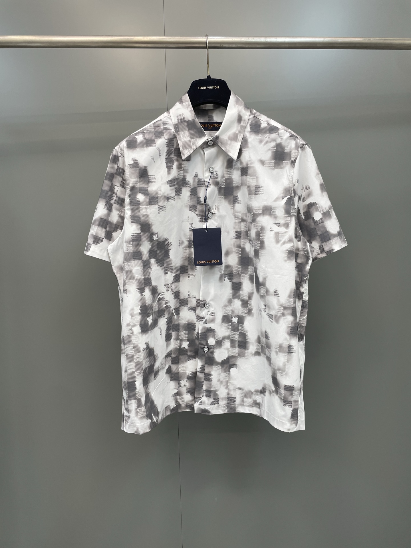 NO:886353,Lujia 26ss new spring series printed short-sleeved overprinted logo shirt T-shirt short-sleeved, high version.,Louis Vuitton-clothing,louis vuitton,louis vuitton,louis vuitton,shirts,T-shirt,tees,t-shirt,19860909驴家26ss新款春季系列印花短袖叠印标识衬衫T恤短袖,高版本.,路易威登-服装,louis vuitton,louis vuitton,louis vuitton,shirts,T-shirt,tees，t-shirt,,Women's clothing
