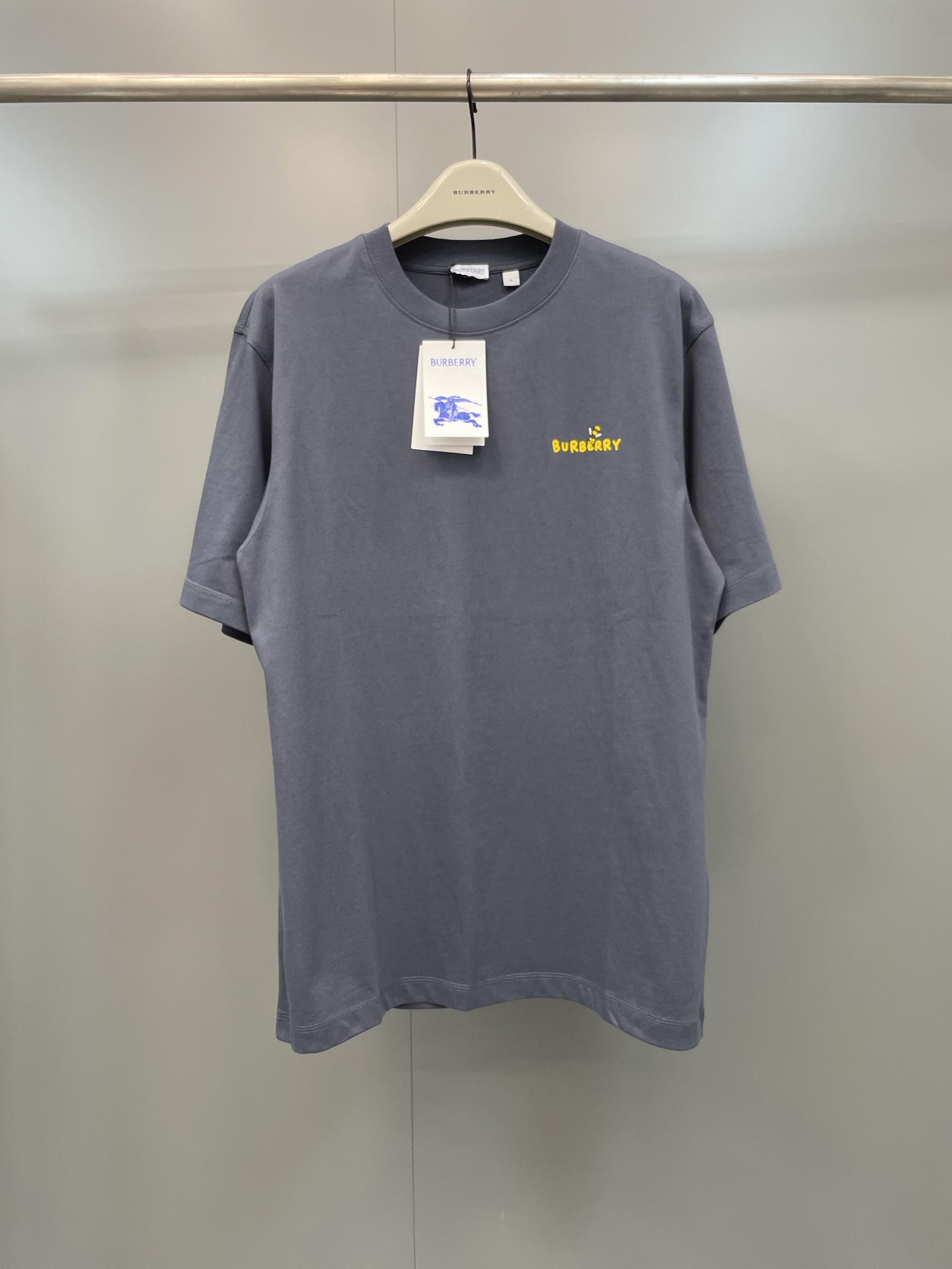 NO:822234,BBr's new round-neck T-shirt is made of plain woven cotton fabric, decorated with textured bee patterns and brand logo printing., Burberry-Clothing,19860909BBr新款圆领 T 恤衫,选用平织棉面料打造,装饰质感蜜蜂图案和品牌徽标印花.,博柏利-服装,,Women's clothing