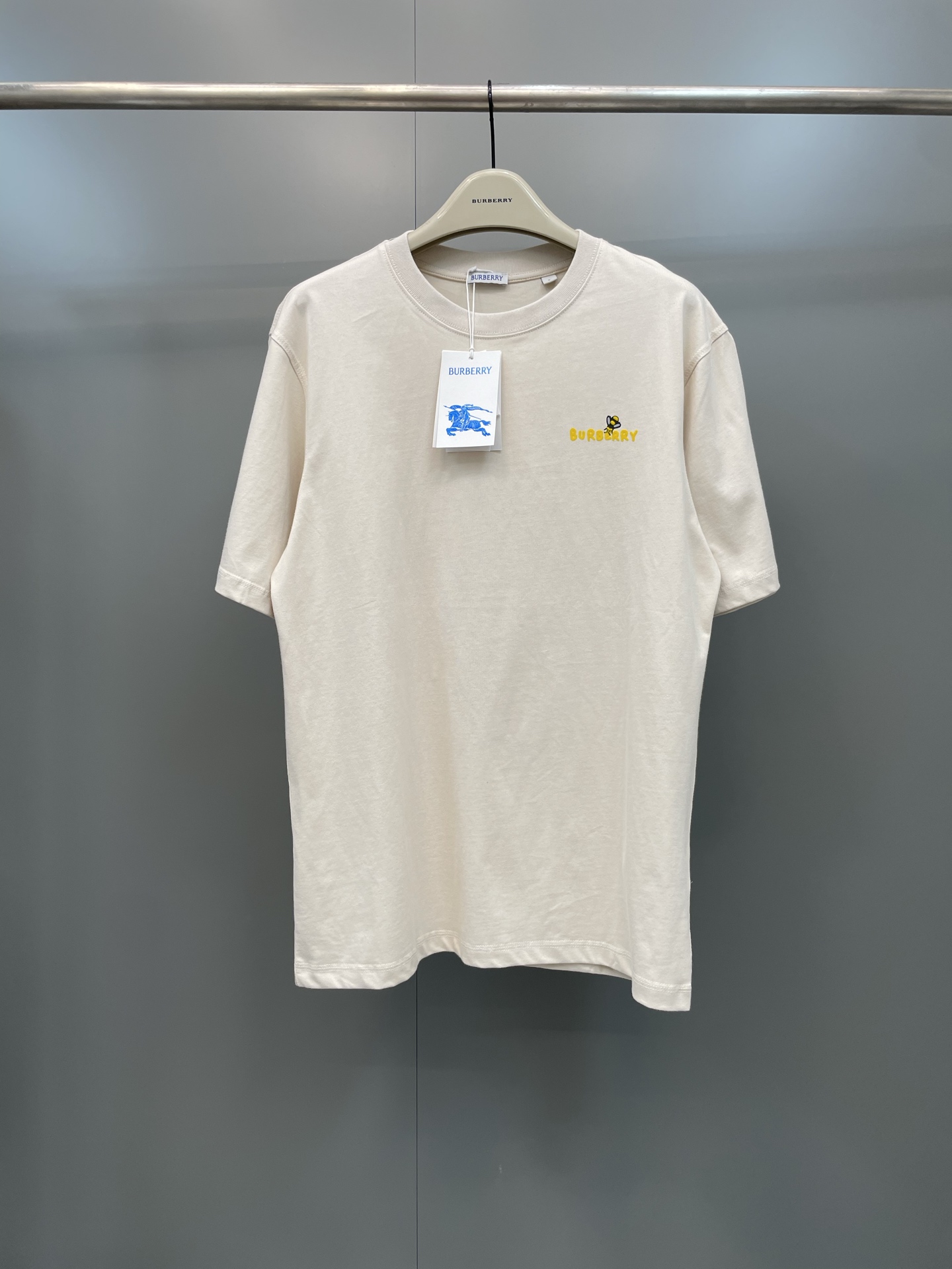 NO:822240,BBR's new round-neck T-shirt is made of plain woven cotton fabric, decorated with textured bee patterns and brand logo printing., Burberry-Clothing,19860909BBR新款圆领 T 恤衫,选用平织棉面料打造,装饰质感蜜蜂图案和品牌徽标印花.,博柏利-服装,,Women's clothing