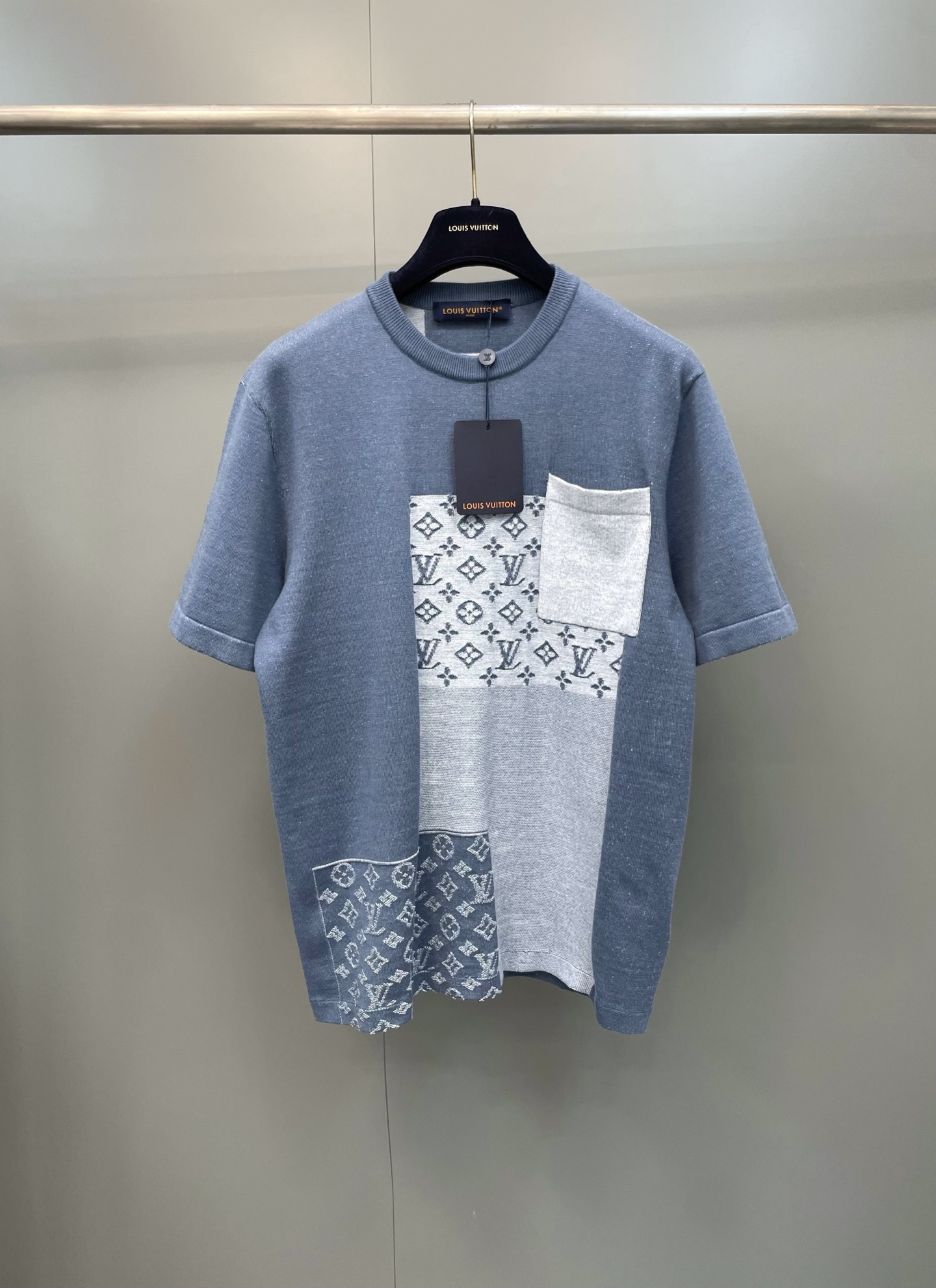 NO:821117,LV 26ss new Monogram jacquard splicing knitted short-sleeved T-shirt. This T-shirt adopts an asymmetric splicing design, splicing together light gray and different shades of blue knitted fabrics. Two areas are woven with the classic Monogram presbyopia pattern. It is different from ordinary cotton T-shirts. It is made using knitting technology. The fabric has a delicate texture, better breathability and drape, and is suitable for spring and summer wear. Louis Vuitton-clothing, louis vuitton, louis  vuitton,T-shirt,tees,t-shirt,19860909LV 26ss新款Monogram提花拼接针织短袖T恤,这件T恤采用不对称拼接设计,将浅灰、不同深浅的蓝色针织面料拼接在一起,其中两块区域织入了经典的Monogram老花图案,区别于普通棉质T恤,它采用针织工艺制作,面料带有细腻的肌理感,透气性和垂坠感都更好,适合春夏穿着,路易威登-服装,louis vuitton,louis vuitton,T-shirt,tees，t-shirt,,Women's clothing