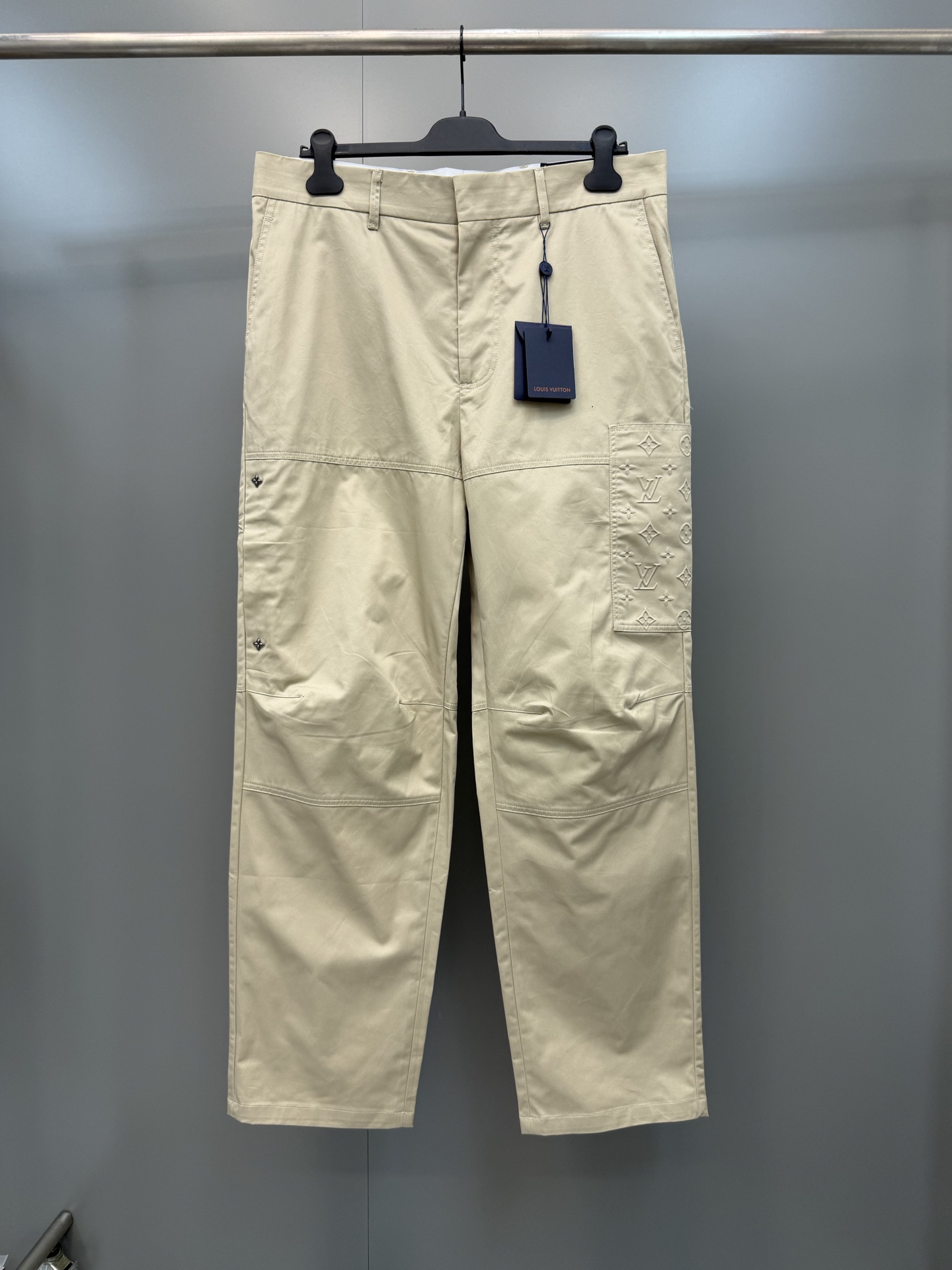 NO:821134,Lujia 26ss new early autumn straight work casual trousers, custom made of soft cotton twill, knee pockets decorated with seasonal floral rivets, monogram pattern embossed on the left patch pocket, knee pleats echoing the same style jacket, Italian style pockets and edge pockets!  ,Louis Vuitton-clothing,louis vuitton,louis vuitton,louis vuitton,jackets & coats,19860909驴家26ss早秋新款直筒工装休闲长裤,订制柔软棉质斜纹布,膝上口袋点缀当季花卉铆钉,左侧贴袋压印monogram图案,膝盖缝褶和同款外套呼应,意式口袋 镶边口袋！,路易威登-服装,louis vuitton,louis vuitton,louis vuitton,jackets & coats,,Women's clothing