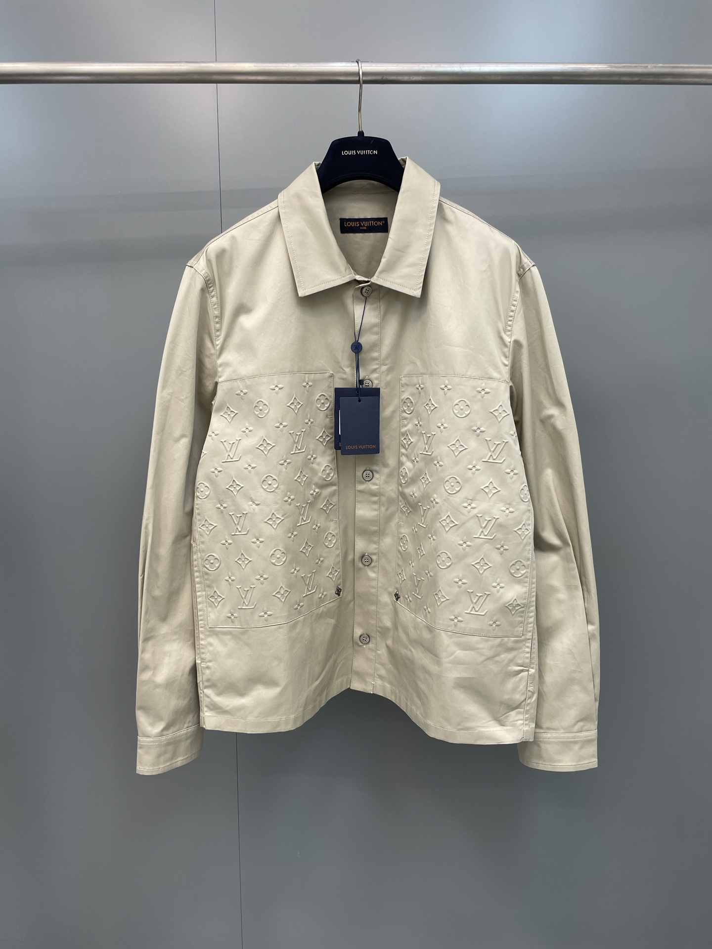 NO:821132,Lujia 26ss new lapel long-sleeved shirt jacket, custom-made soft cotton twill, with large monogram embossed panels, decorative floral rivets and pearlescent buttons, work shirt style with three-dimensional shape, embellished with leather logo patch on the back., Louis Vuitton-Clothing, louis vuitton, louis vuitton, louis vuitton, jackets & coats, shirts,19860909驴家26ss新款翻领长袖衬衫外套,订制柔软棉质斜纹布,搭配大面积monogram压纹饰片,装饰花卉铆钉和珠光纽扣,工装衬衣款式 版型立体,后部点缀皮革标识贴饰.,路易威登-服装,louis vuitton,louis vuitton,louis vuitton,jackets & coats,shirts,,Women's clothing