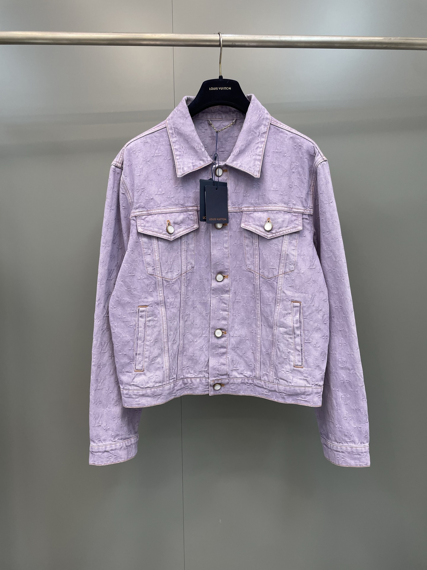 NO:886383,Lujia 26ss early autumn new light purple jacquard denim long-sleeved jacket. Classic Monogram elements embellished, white pearlescent buckles with metal base, knee pockets embellished with monogram flower rivets, checkerboard flocking label leather at the back waist, washed denim fabric to create a straight version, seasonal sharp corner pockets, high version, Louis Vuitton-clothing, louis vuitton, louis vuitton, louis vuitton, jackets & coats,19860909驴家 26ss早秋新款浅紫色提花牛仔长袖外套.经典Monogram元素点缀,白色珠光扣搭配金属底座,膝上口袋点缀monogram花卉铆钉,后腰处棋盘植绒标签皮,水洗单宁面料营造直筒版型,当季尖角口袋,高版本,路易威登-服装,louis vuitton,louis vuitton,louis vuitton,jackets & coats,,Women's clothing