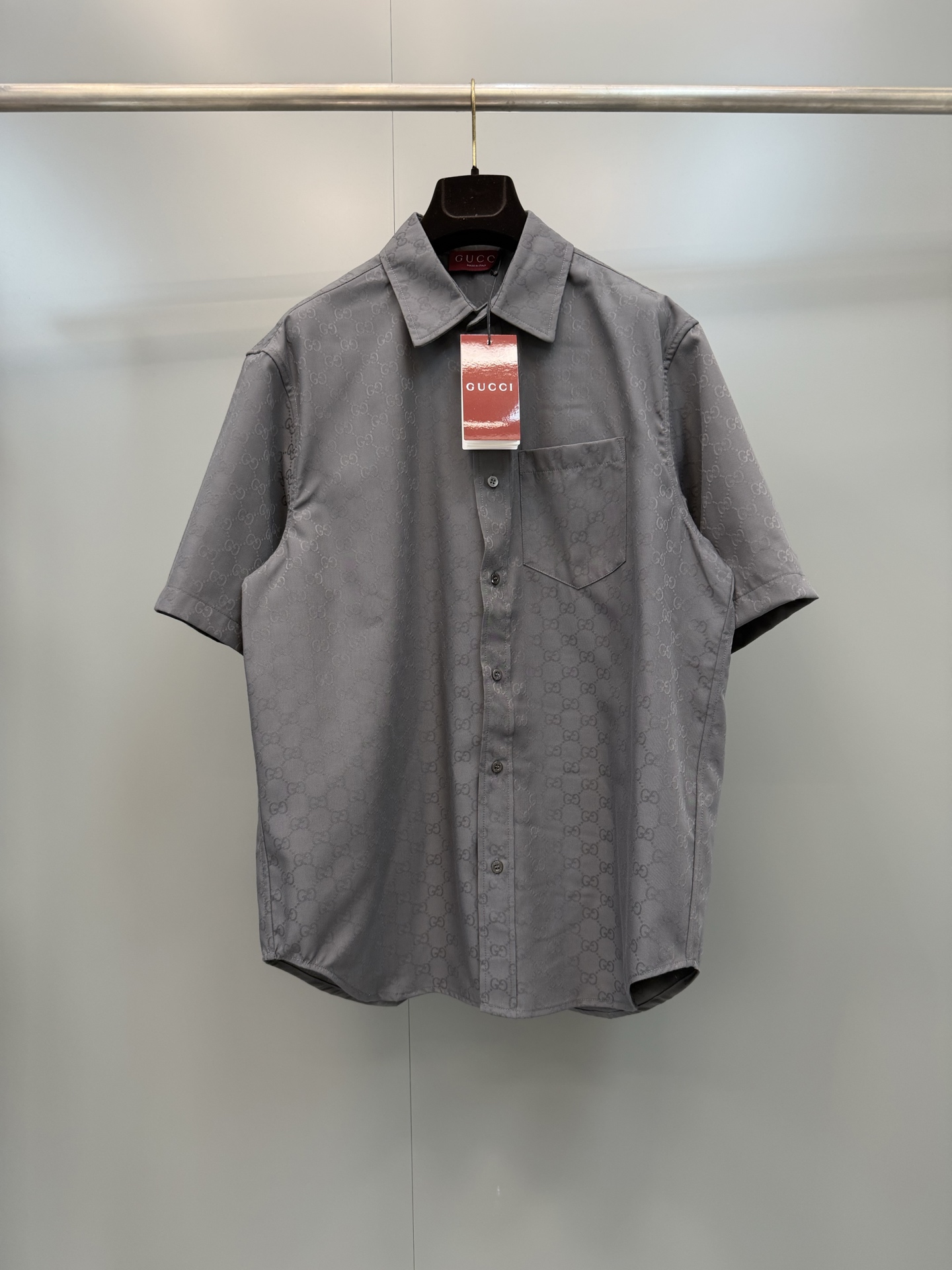 NO:821138,G family 26ss new short-sleeved shirt, the classic GG pattern is presented through different textile processes, creating a rich visual effect. This bowling shirt is made of GG canvas and linen blended fabrics, and is carefully decorated with the iconic monogram pattern, Gucci - clothing, gucci, gucci, shirts, T-shirt,19860909G家26ss新款短袖衬衫,经典GG图案通过不同的纺织工艺呈现,打造丰富的视觉效果.这款保龄球衫甄选GG帆布亚麻混纺面料打造,精心缀饰标志性字母交织图案,古驰-服装,gucci,gucci,shirts,T-shirt,,Women's clothing