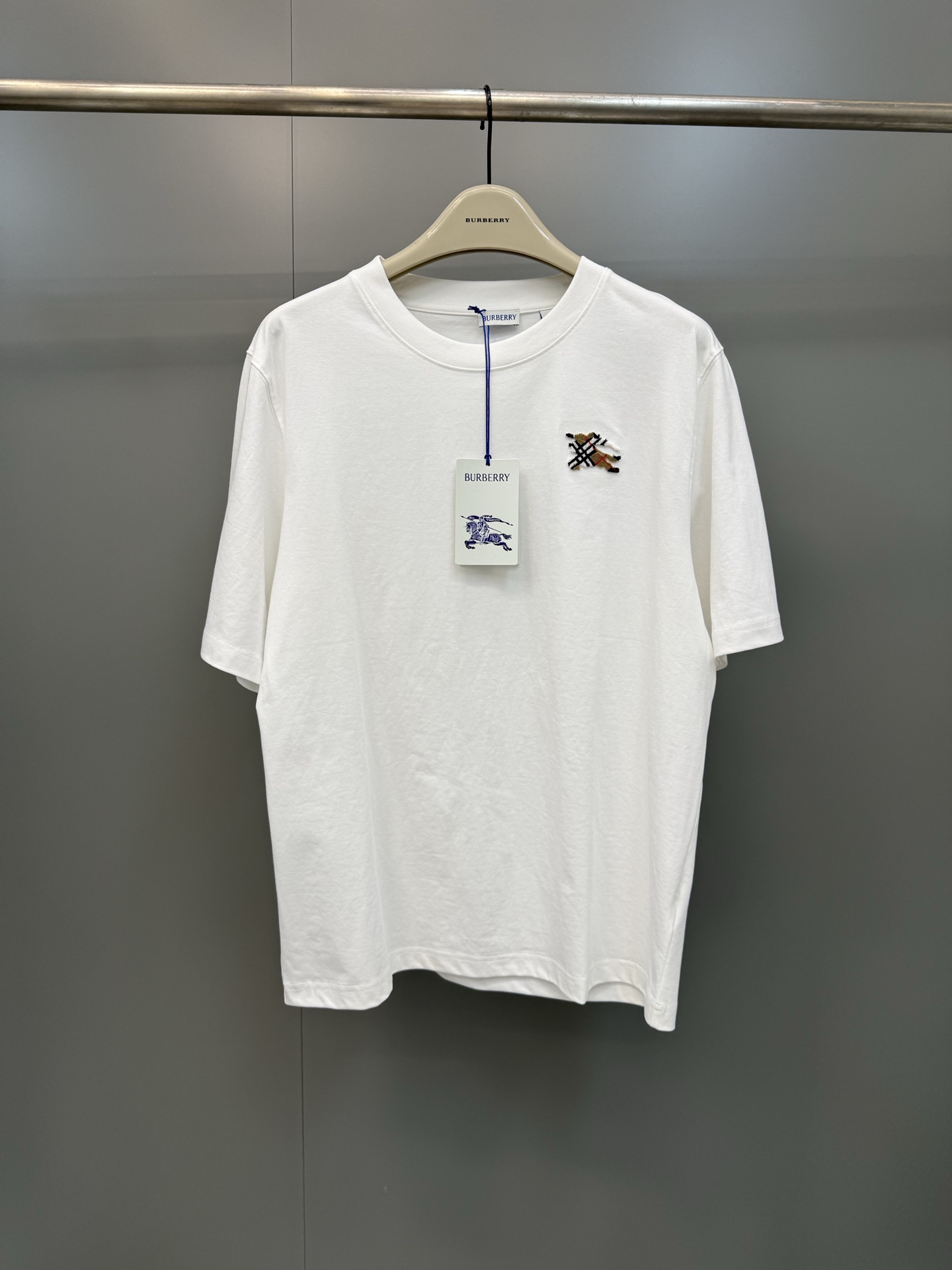 NO:821140,BBR 26ss new T-shirt, made of lightweight plain cotton fabric, presents a regular fit. It is embellished with tufted Equestrian Knight logo (EKD) embroidery and cleverly combines the iconic Burberry plaid., Burberry - Clothing, burberry,19860909BBR 26ss新款T 恤衫,选用轻盈平织棉面料打造,呈现常规版型.点缀簇绒马术骑士徽标（EKD）刺绣,巧妙融合标志性 Burberry 格纹.,博柏利-服装,burberry,,Women's clothing