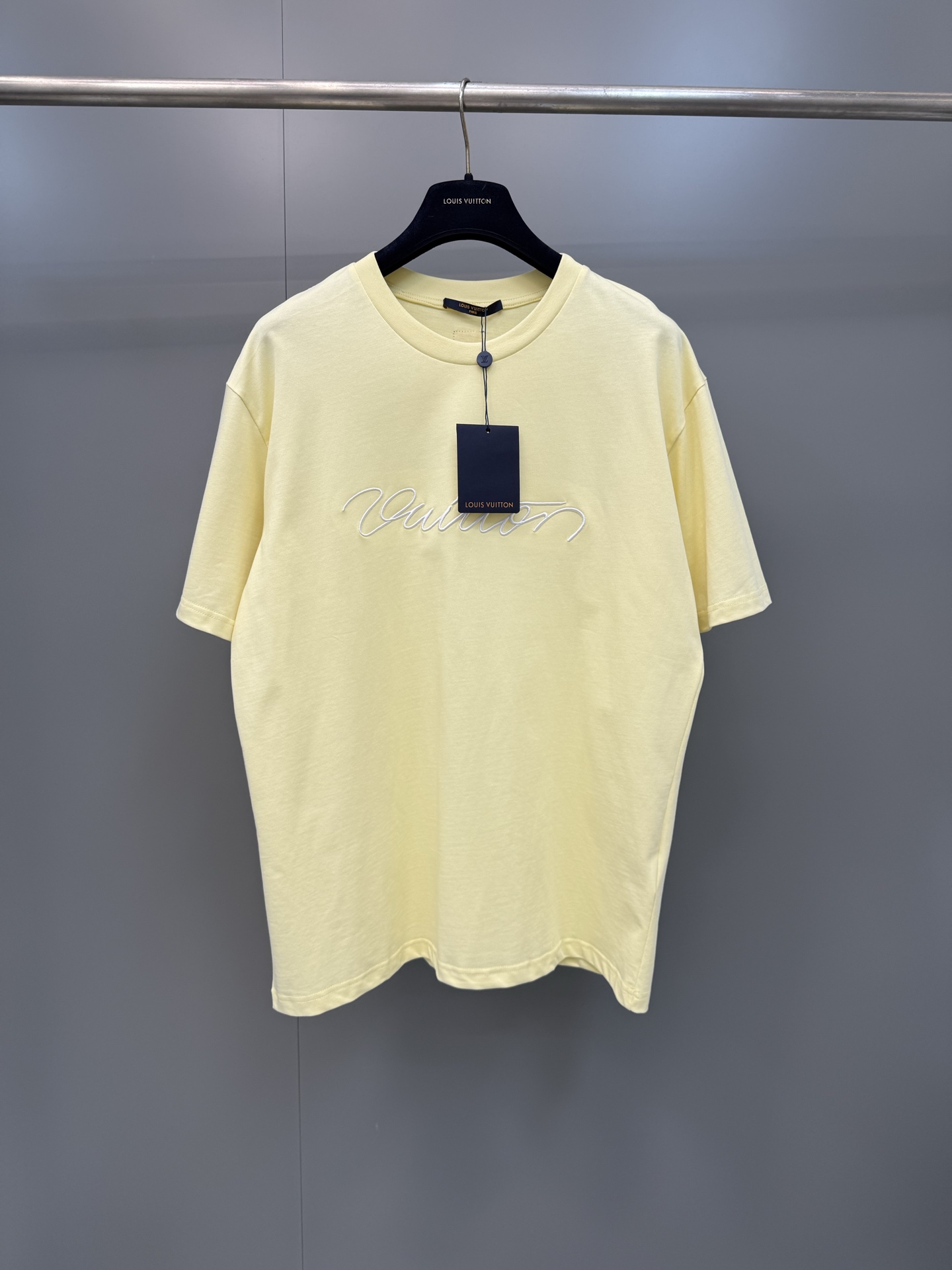 NO:821130,Lujia 26ss new decorative classic T-shirt. It is made of cotton and is decorated with 3D beaded embroidered Vuitton words on the chest, which instantly enhances the overall style. The Marque L.Vuitton Déposée woven label on the back highlights the unique brand imprint., Louis Vuitton-clothing, louis vuitton, louis vuitton, louis vuitton, tees, t-shirt,19860909驴家 26ss新款装饰经典T恤,它由棉料制成,胸前饰有 3D 珠饰刺绣的 Vuitton 字样,瞬间提升整体格调.背面的 Marque L.Vuitton Déposée 梭织标签,彰显别致的品牌印记.,路易威登-服装,louis vuitton,louis vuitton,louis vuitton,tees，t-shirt,,Women's clothing