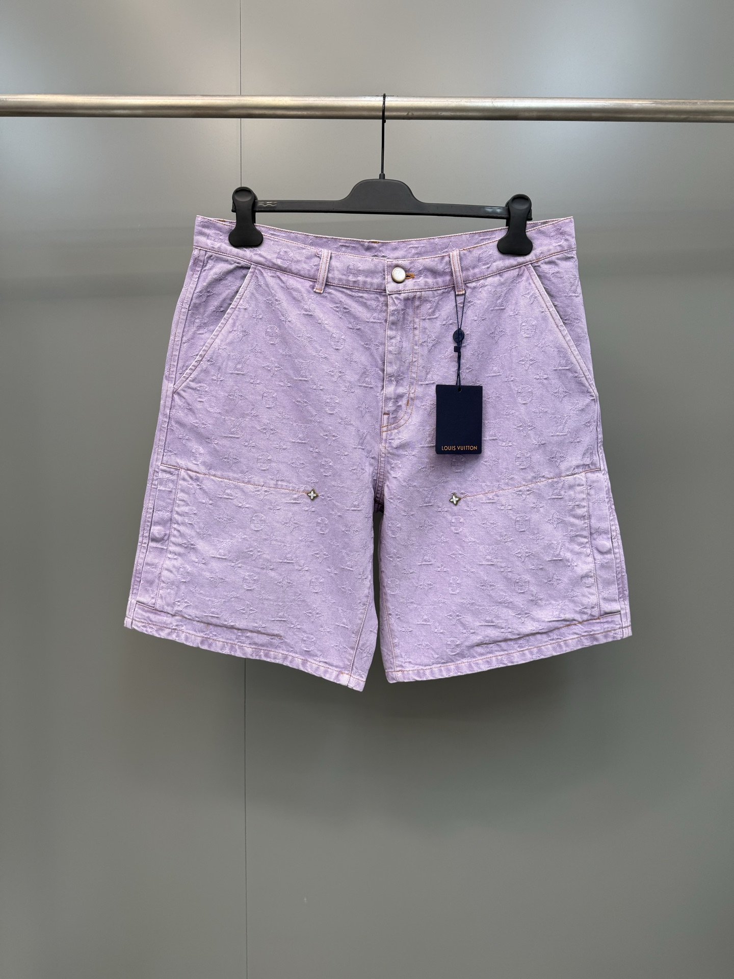 NO:886373,Lujia 26ss early autumn new light purple jacquard denim shorts, embellished with classic Monogram elements, white pearlescent buckles with metal base, knee pockets embellished with monogram flower rivets, checkerboard flocking label leather at the back waist, washed denim fabric to create a straight version, seasonal sharp corner pockets, high version., Louis Vuitton-clothing, louis vuitton, louis vuitton, louis vuitton, shorts,19860909驴家 26ss早秋新款浅紫色提花牛仔短裤,经典Monogram元素点缀,白色珠光扣搭配金属底座,膝上口袋点缀monogram花卉铆钉,后腰处棋盘植绒标签皮,水洗单宁面料营造直筒版型,当季尖角口袋,高版本.,路易威登-服装,louis vuitton,louis vuitton,louis vuitton,shorts,,Women's clothing