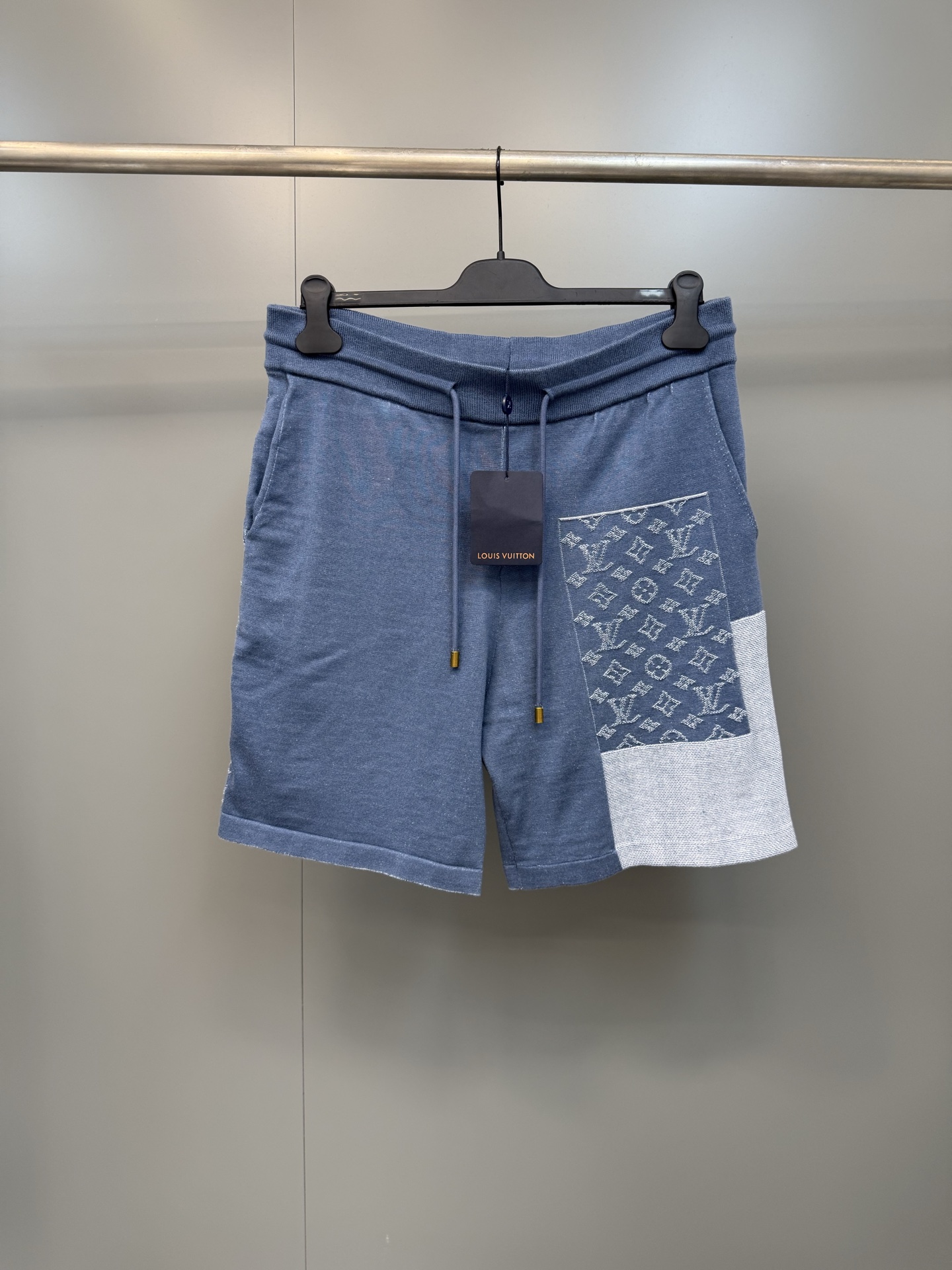NO:821123,Lujia 26ss new Monogram jacquard splicing knitted shorts adopt an asymmetric splicing design, splicing together light gray and different shades of blue knitted fabrics. Two areas are woven with the classic Monogram presbyopic pattern, which is different from ordinary cotton shorts. It is made with knitting technology, and the fabric has a delicate texture, with better breathability and drape. It is suitable for spring and summer wear, Louis Vuitton-clothing, louis vuitton, louis vuitton, louis  vuitton,shorts,19860909驴家26ss新款Monogram提花拼接针织短裤,采用不对称拼接设计,将浅灰、不同深浅的蓝色针织面料拼接在一起,其中两块区域织入了经典的Monogram老花图案,区别于普通棉质短裤 它采用针织工艺制作,面料带有细腻的肌理感,透气性和垂坠感都更好,适合春夏穿着,路易威登-服装,louis vuitton,louis vuitton,louis vuitton,shorts,,Women's clothing